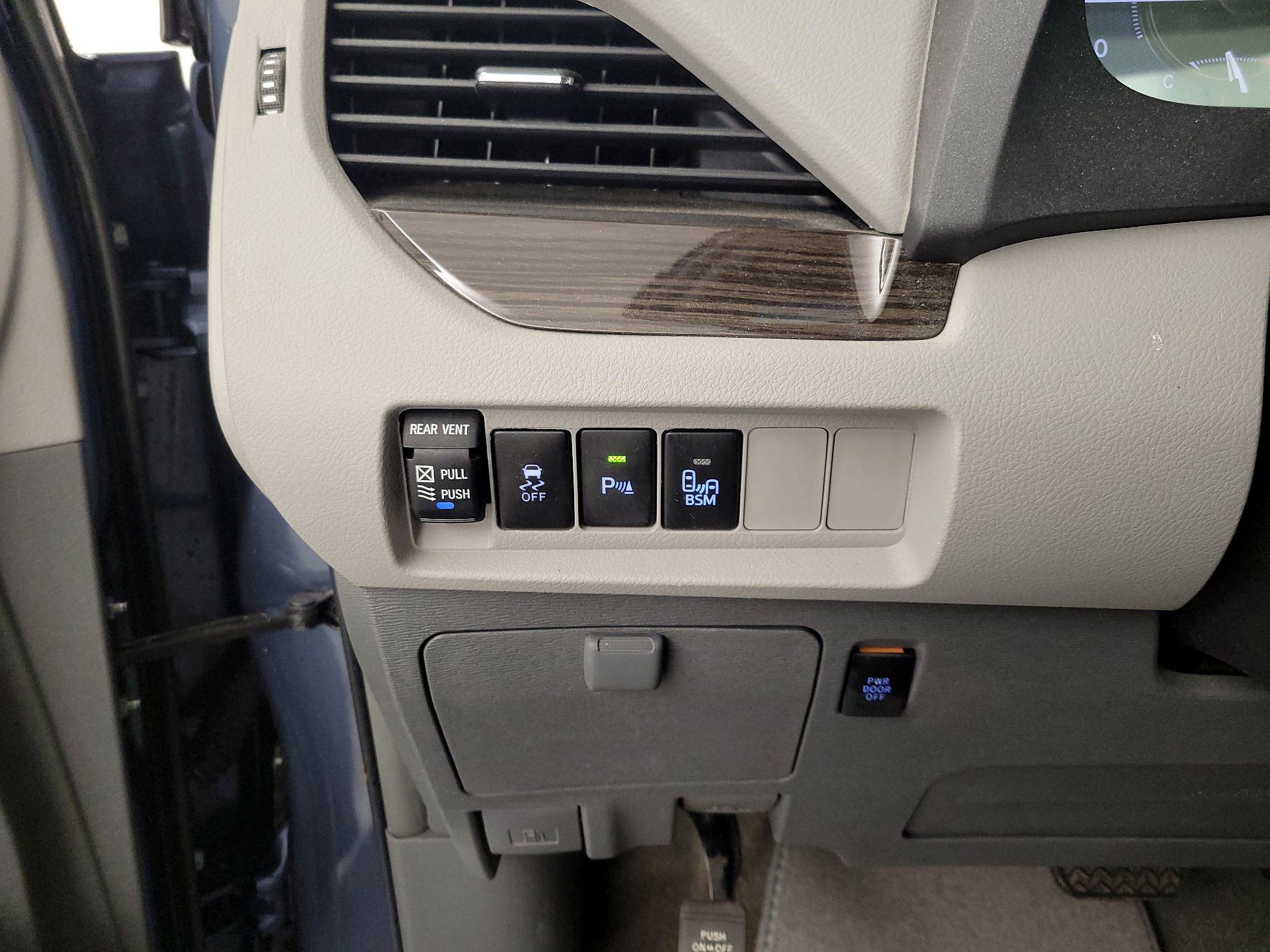 Thumbnail: 2015 Toyota Sienna - 13