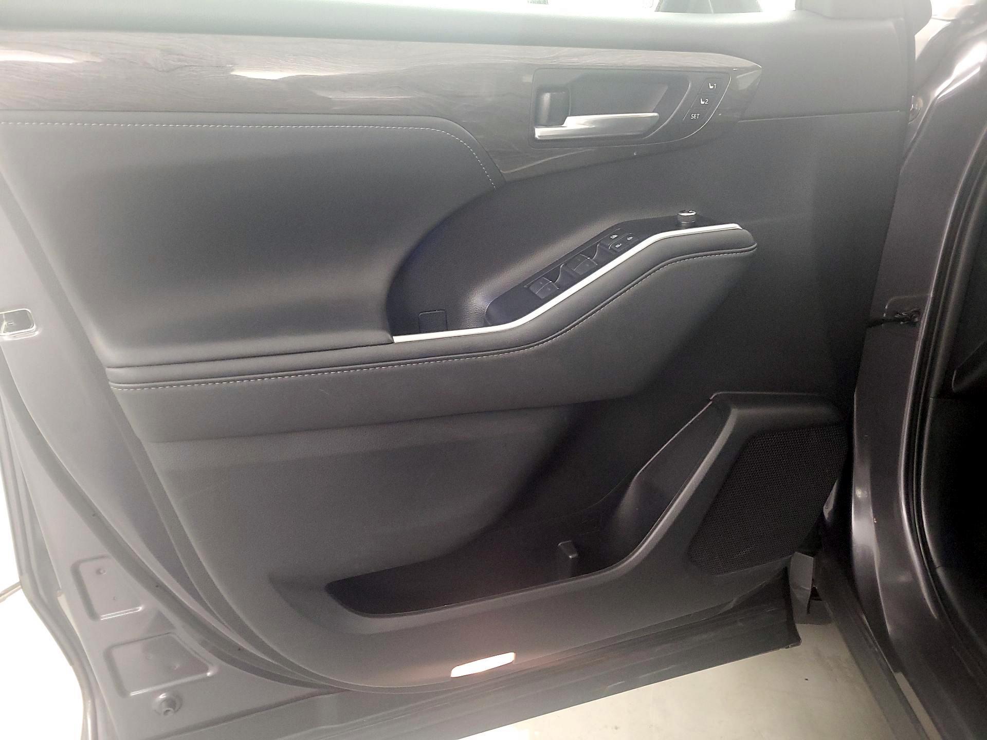 Thumbnail: 2021 Toyota Highlander - 12