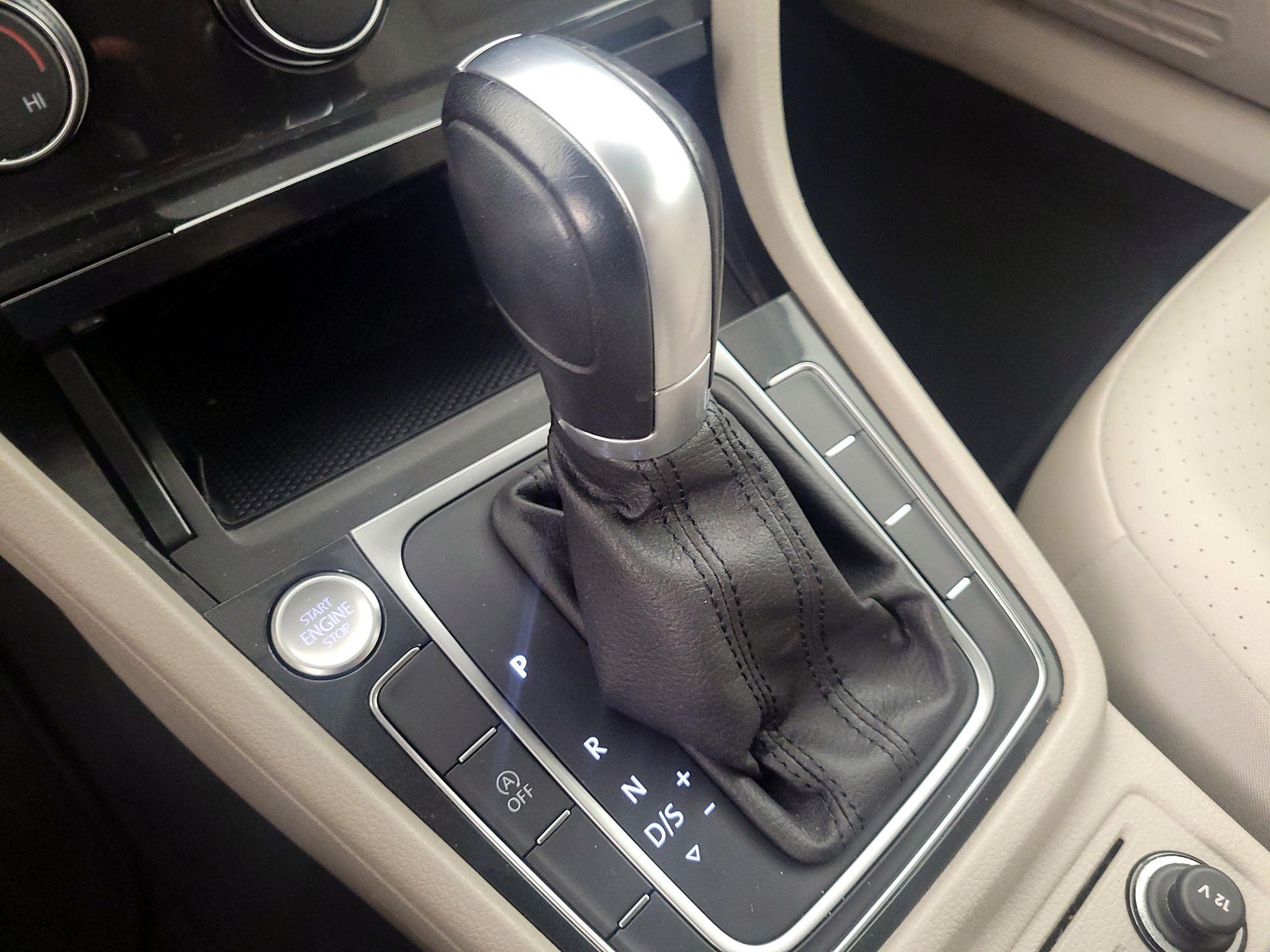 Thumbnail: 2019 Volkswagen Golf - 17