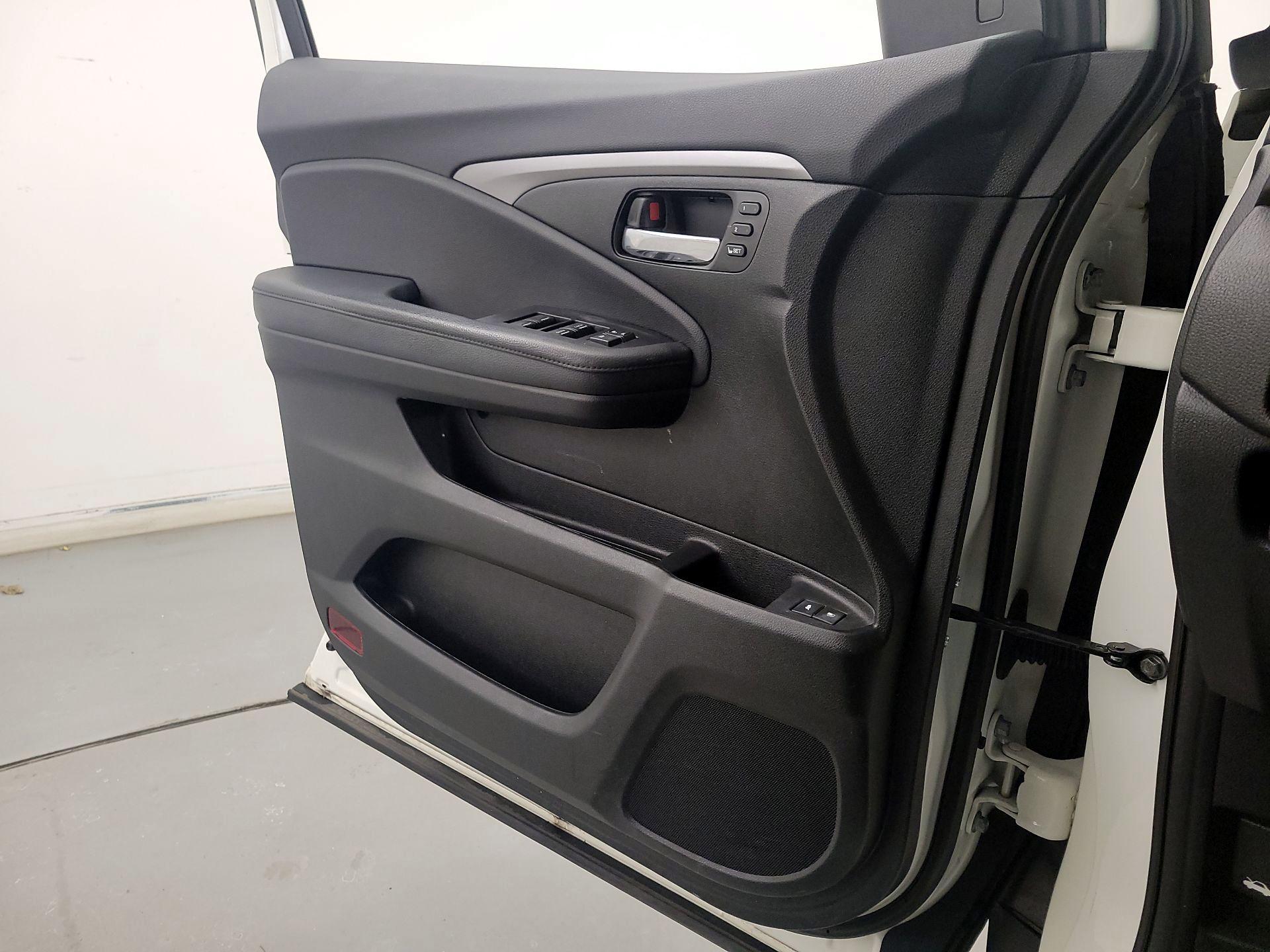 Thumbnail: 2019 Honda Pilot - 12