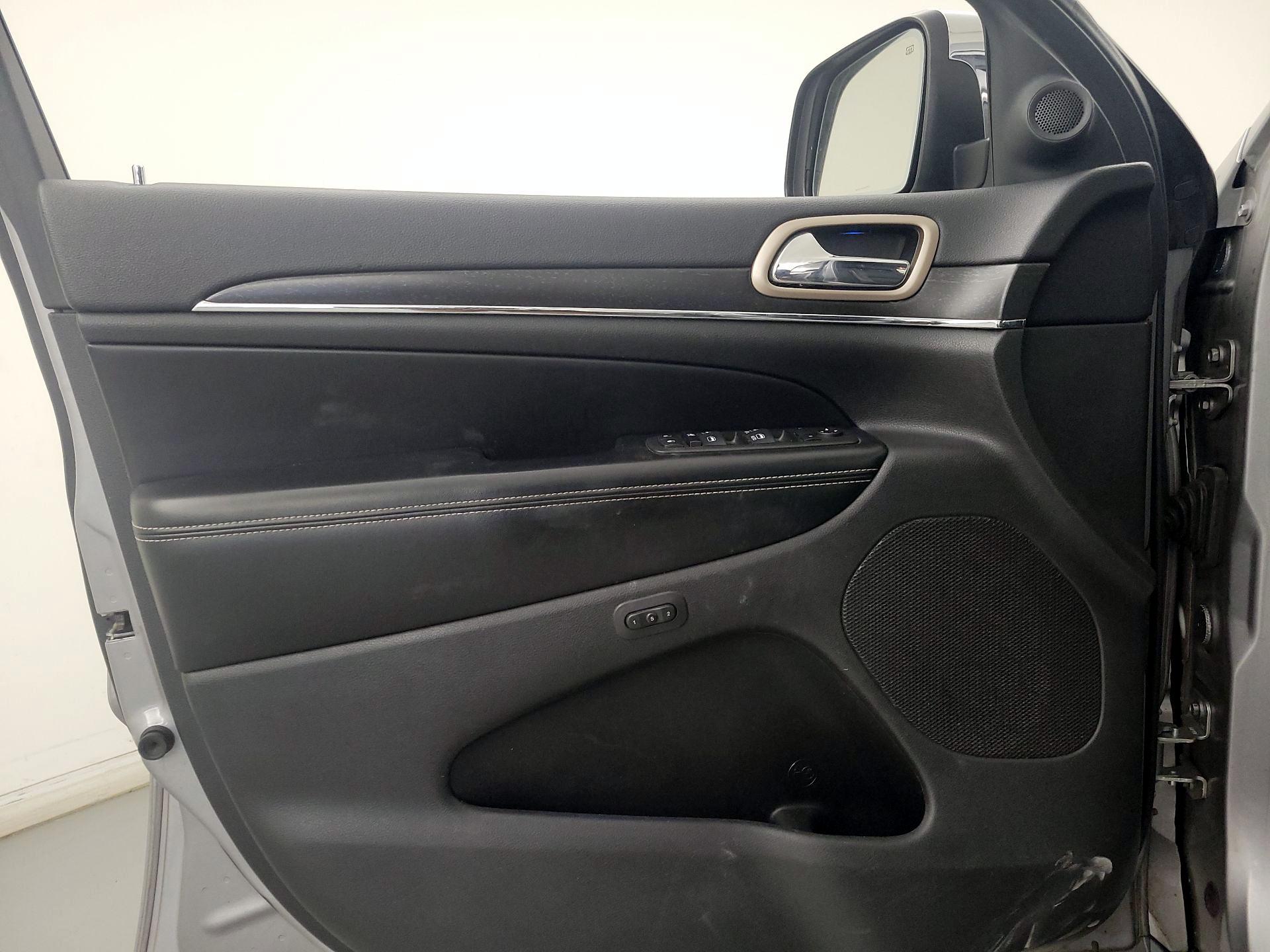 Thumbnail: 2015 Jeep Grand Cherokee - 12