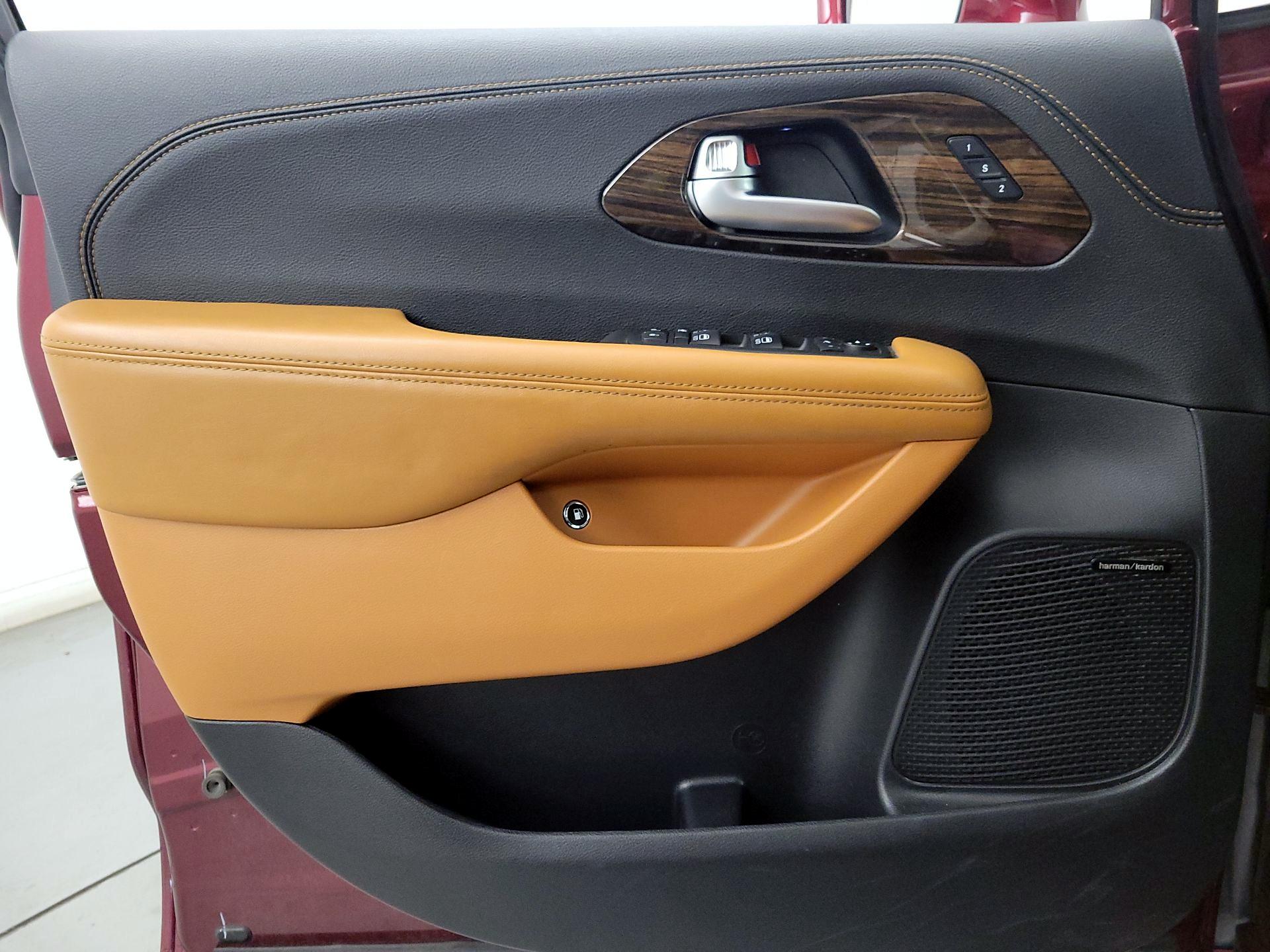 Thumbnail: 2021 Chrysler Pacifica - 12