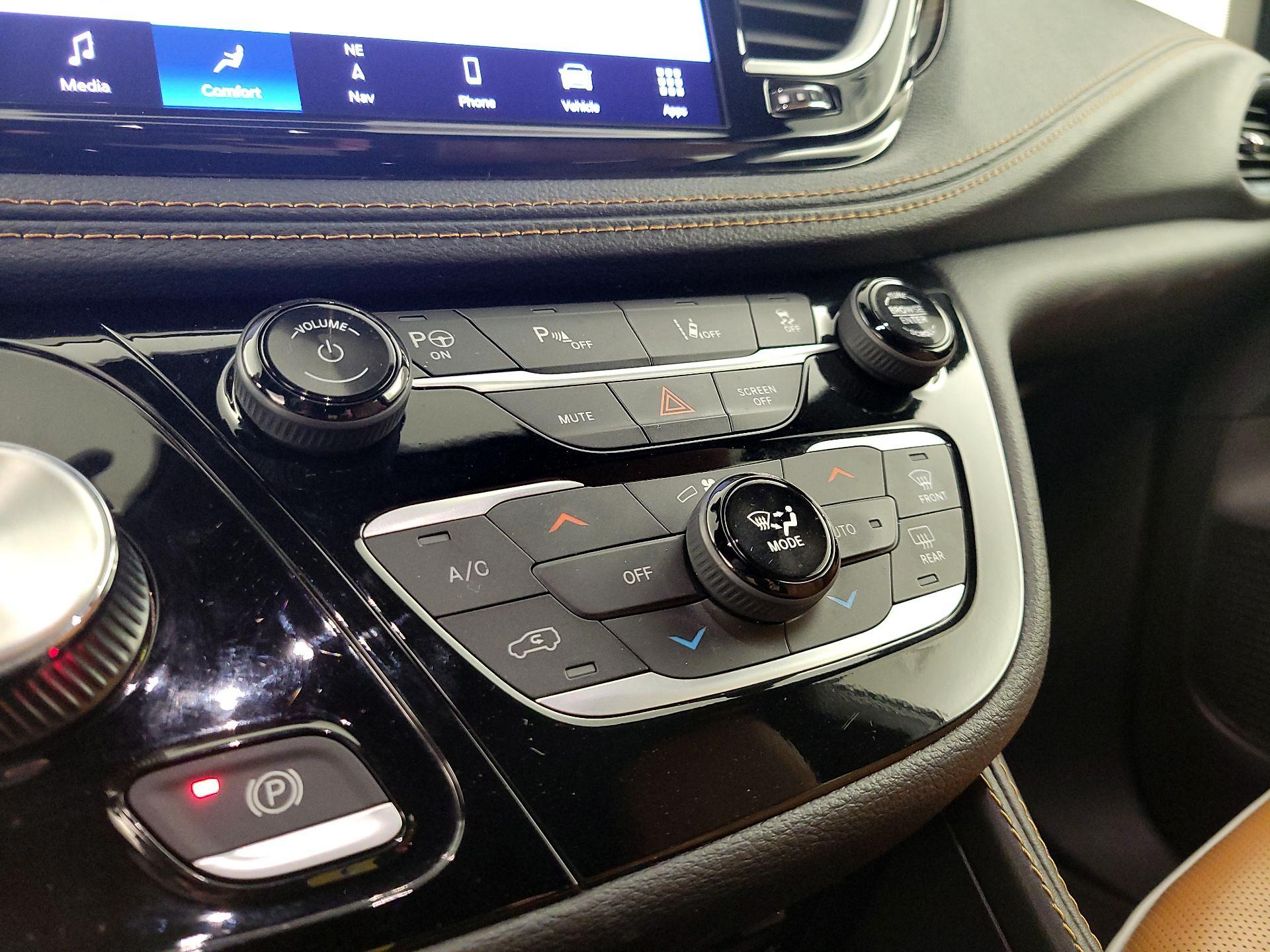 Thumbnail: 2023 Chrysler Pacifica - 17