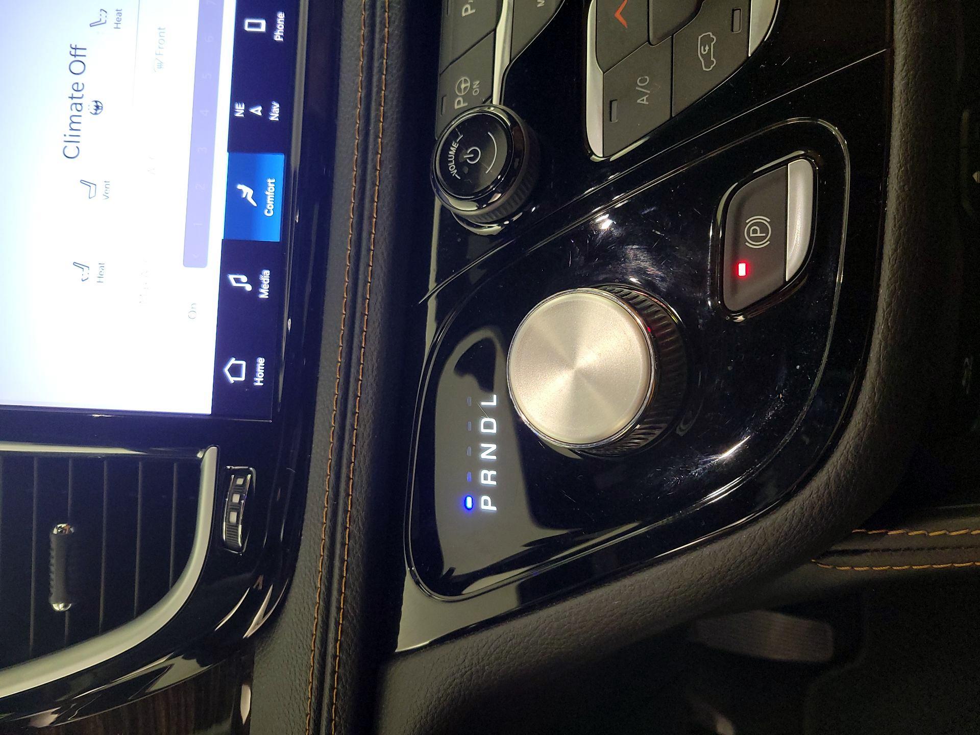 Thumbnail: 2023 Chrysler Pacifica - 18