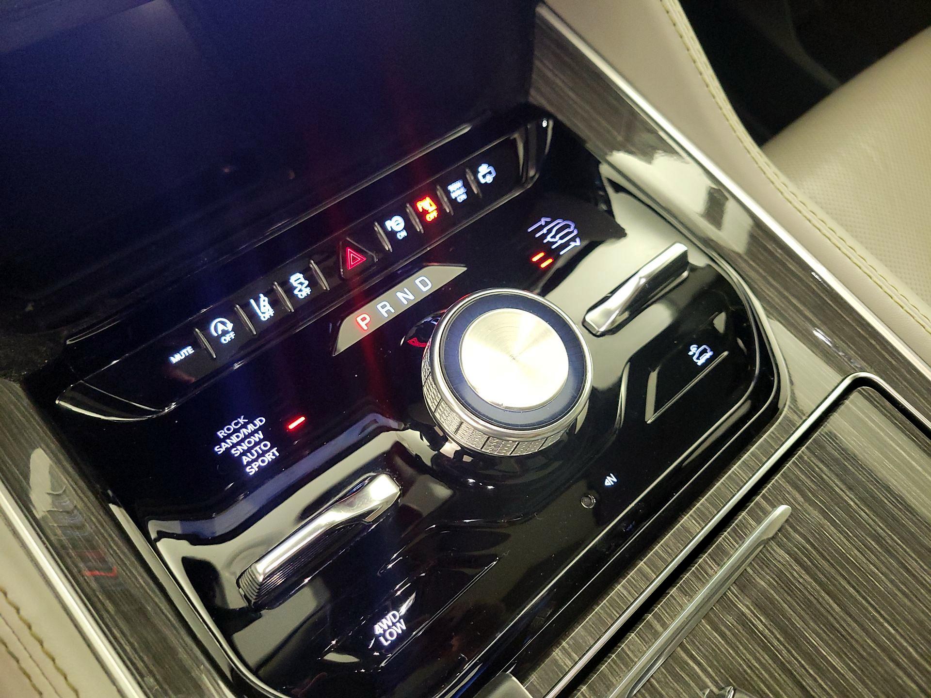 Thumbnail: 2022 Jeep Wagoneer - 18