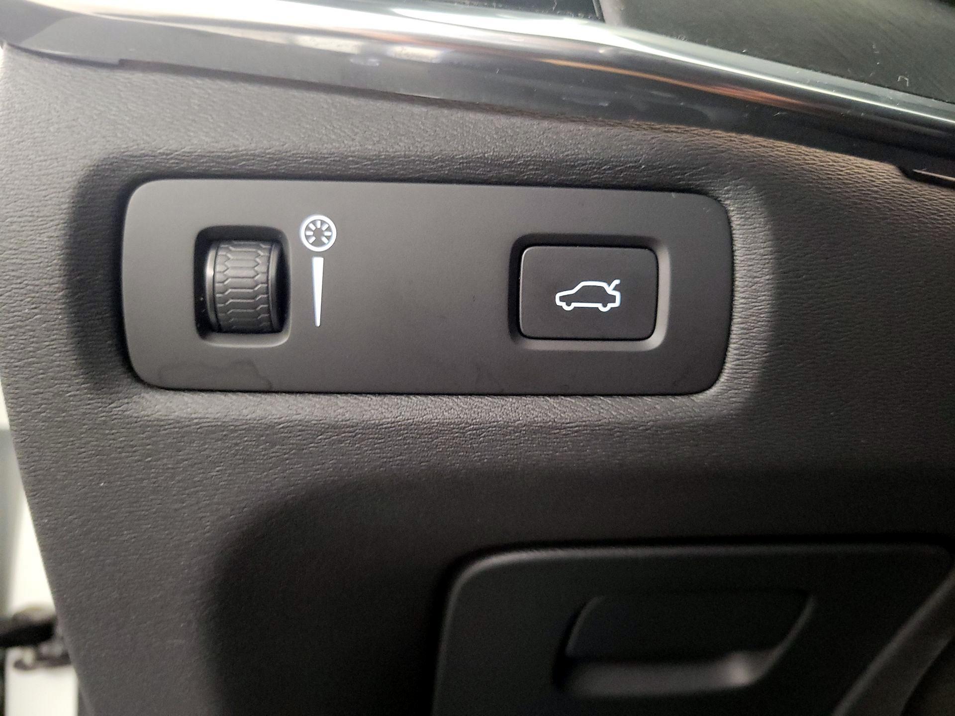 Thumbnail: 2017 Volvo V90 - 13