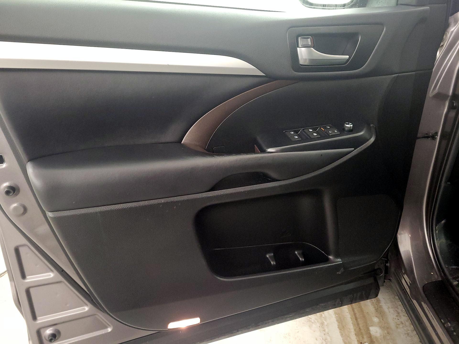 Thumbnail: 2019 Toyota Highlander - 12