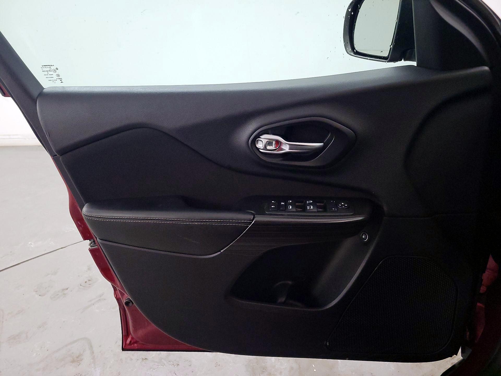 Thumbnail: 2015 Jeep Cherokee - 12