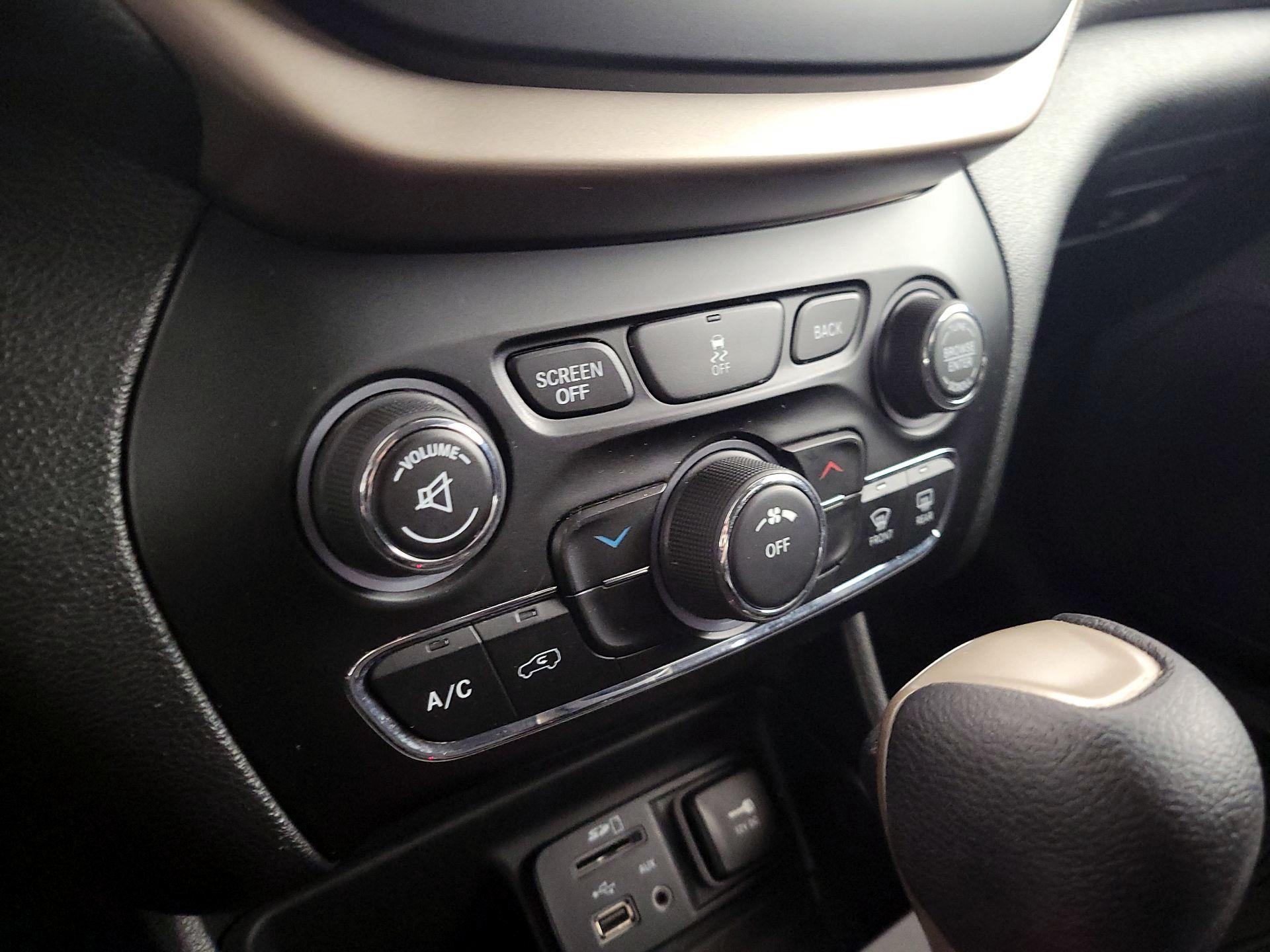 Thumbnail: 2015 Jeep Cherokee - 17