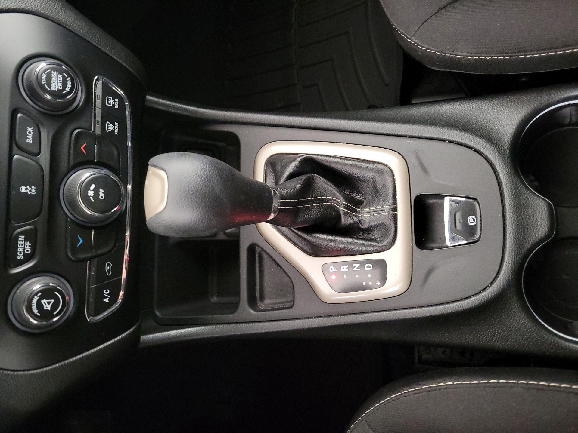 Thumbnail: 2015 Jeep Cherokee - 18