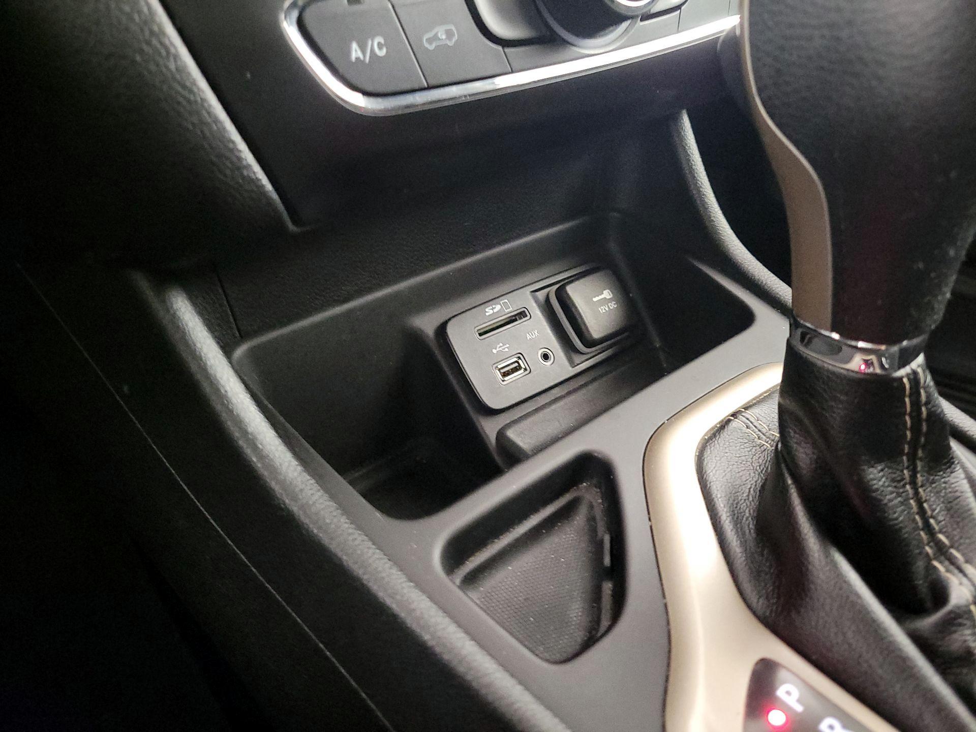 Thumbnail: 2015 Jeep Cherokee - 19