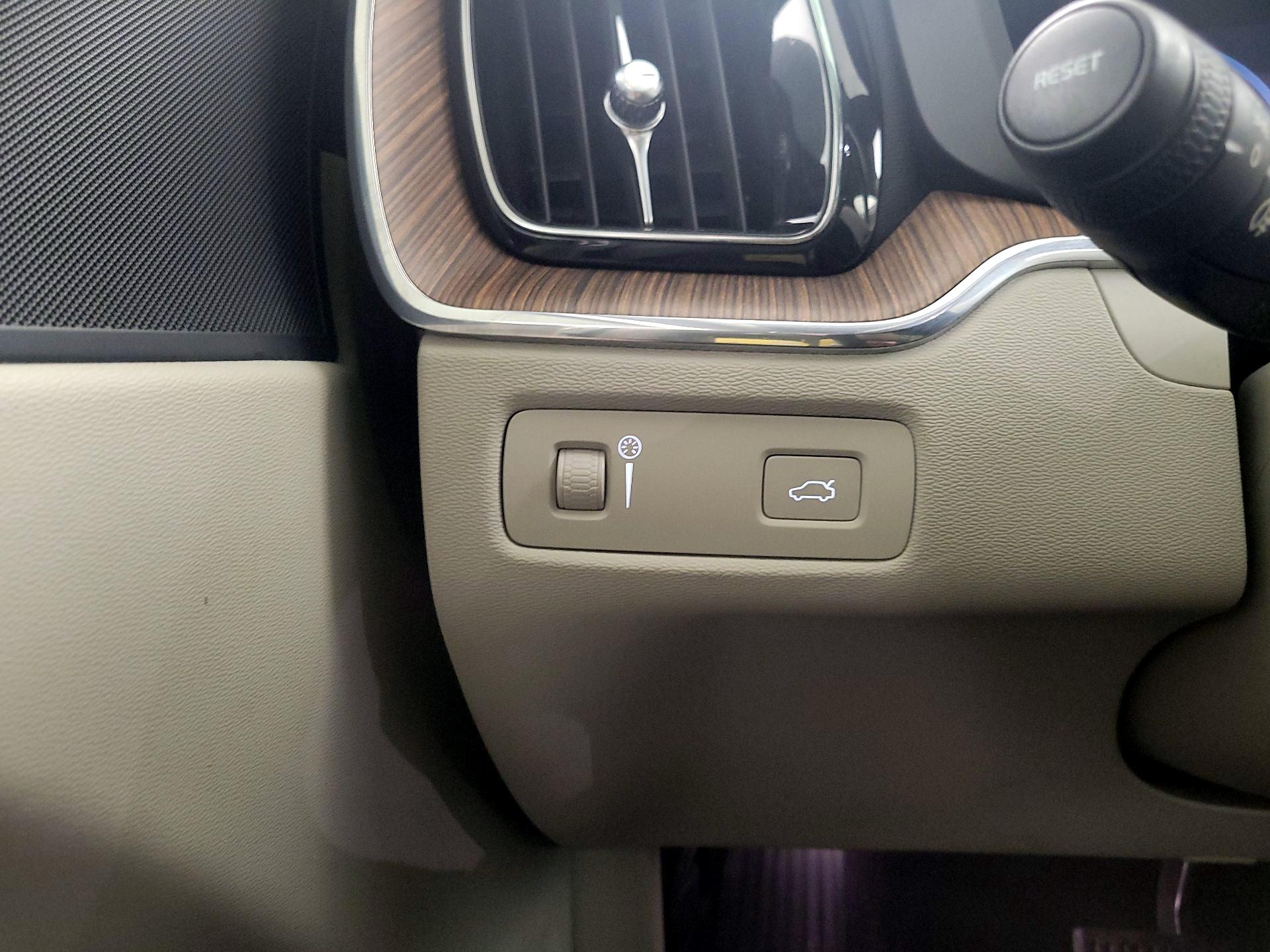 Thumbnail: 2021 Volvo XC60 - 13