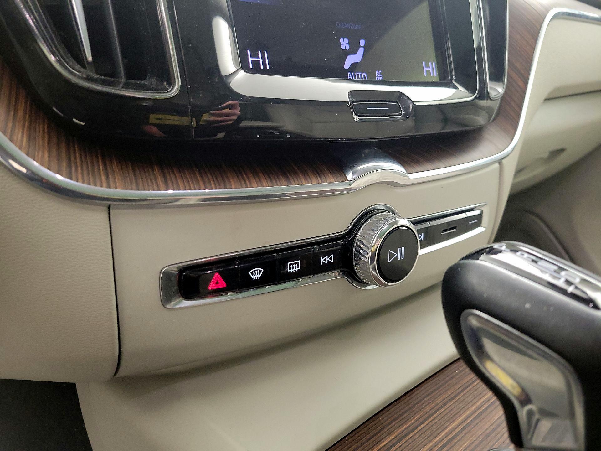 Thumbnail: 2021 Volvo XC60 - 17