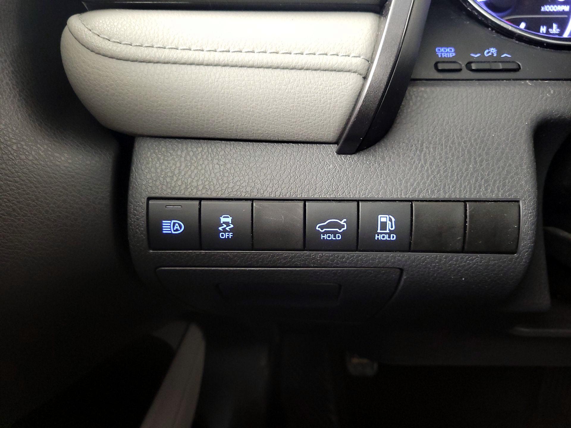 Thumbnail: 2019 Toyota Camry - 13