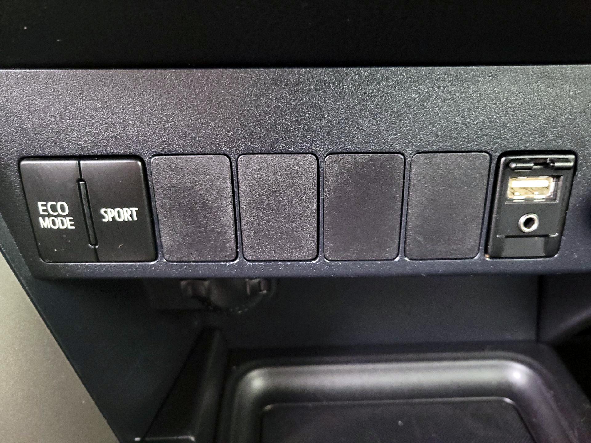 Thumbnail: 2015 Toyota RAV4 - 18