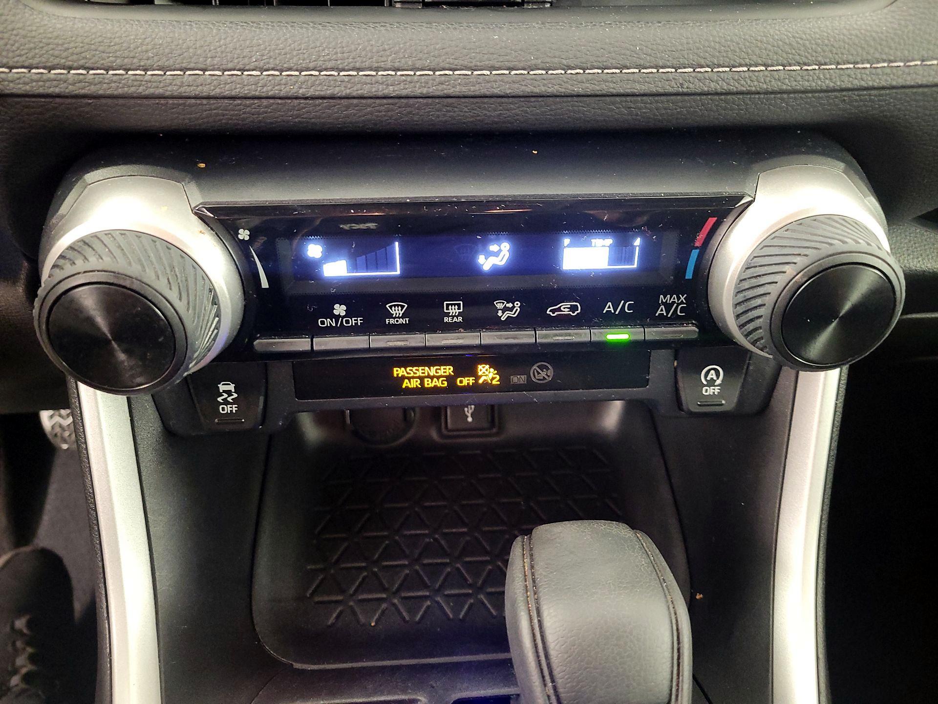 Thumbnail: 2020 Toyota RAV4 - 17