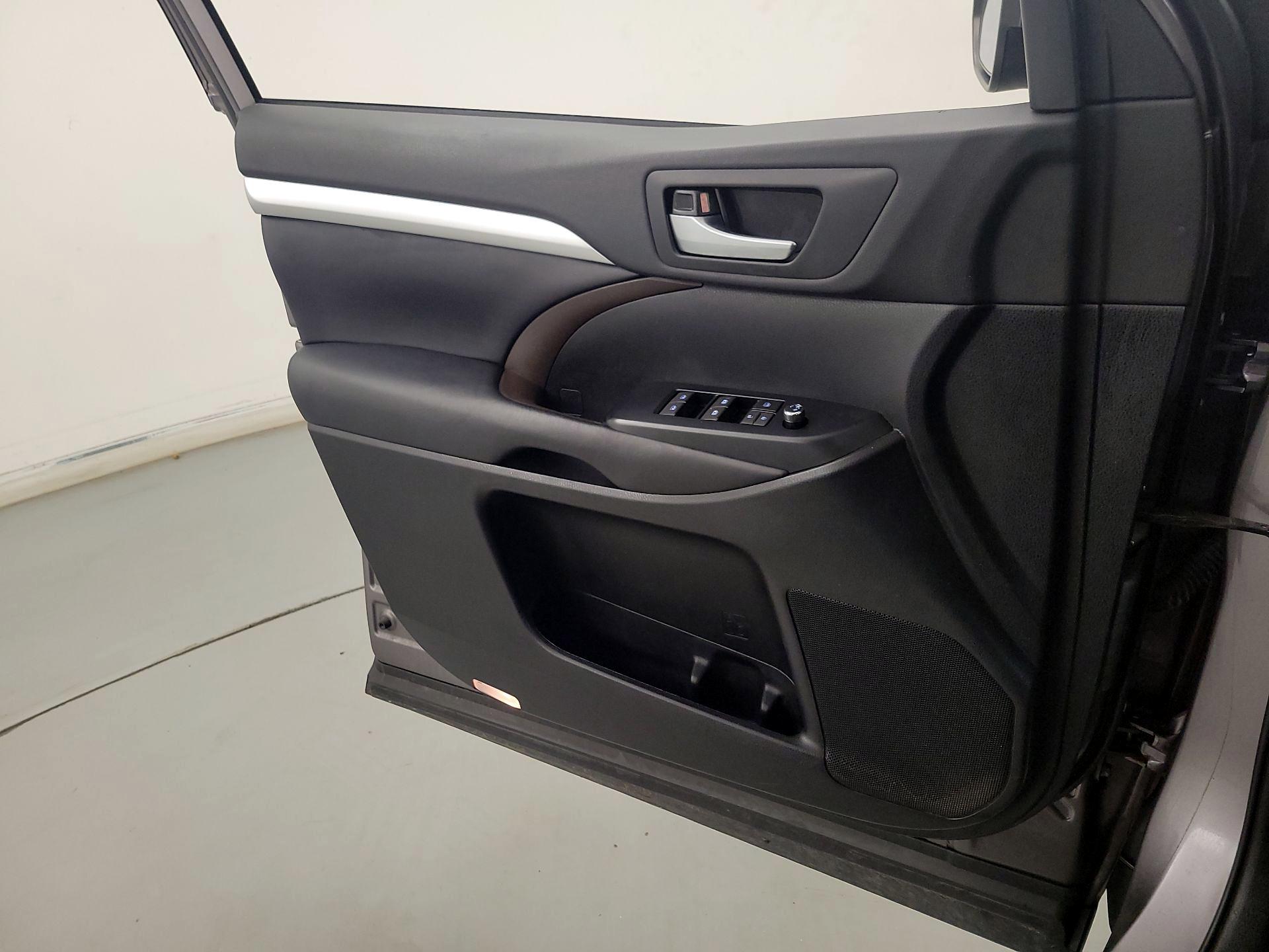 Thumbnail: 2019 Toyota Highlander - 12