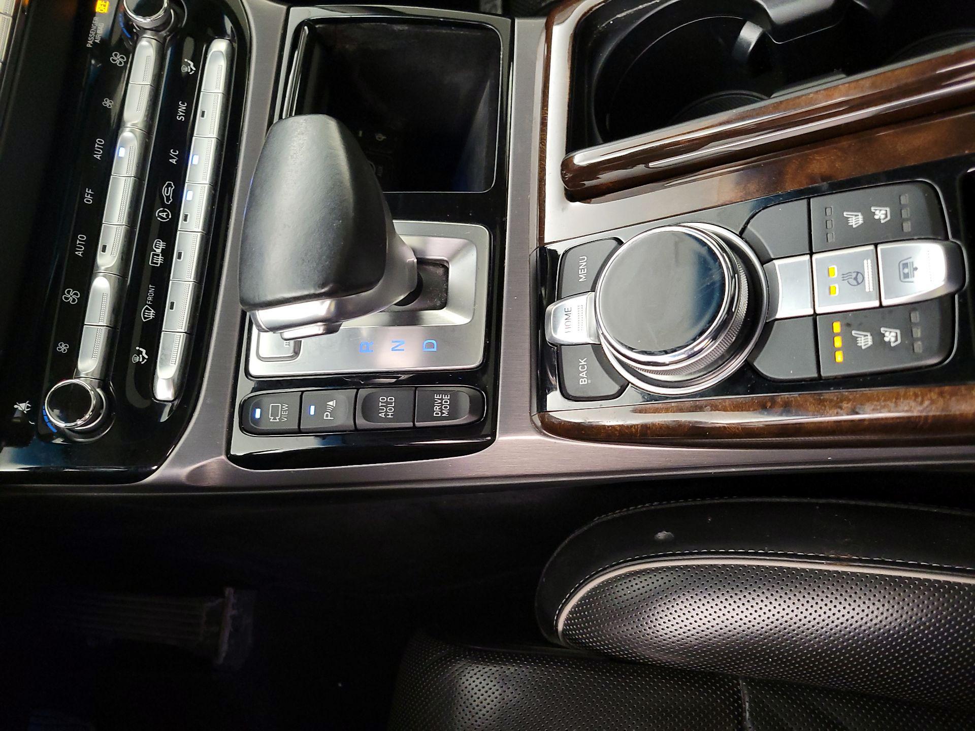 Thumbnail: 2018 Genesis G90 - 18