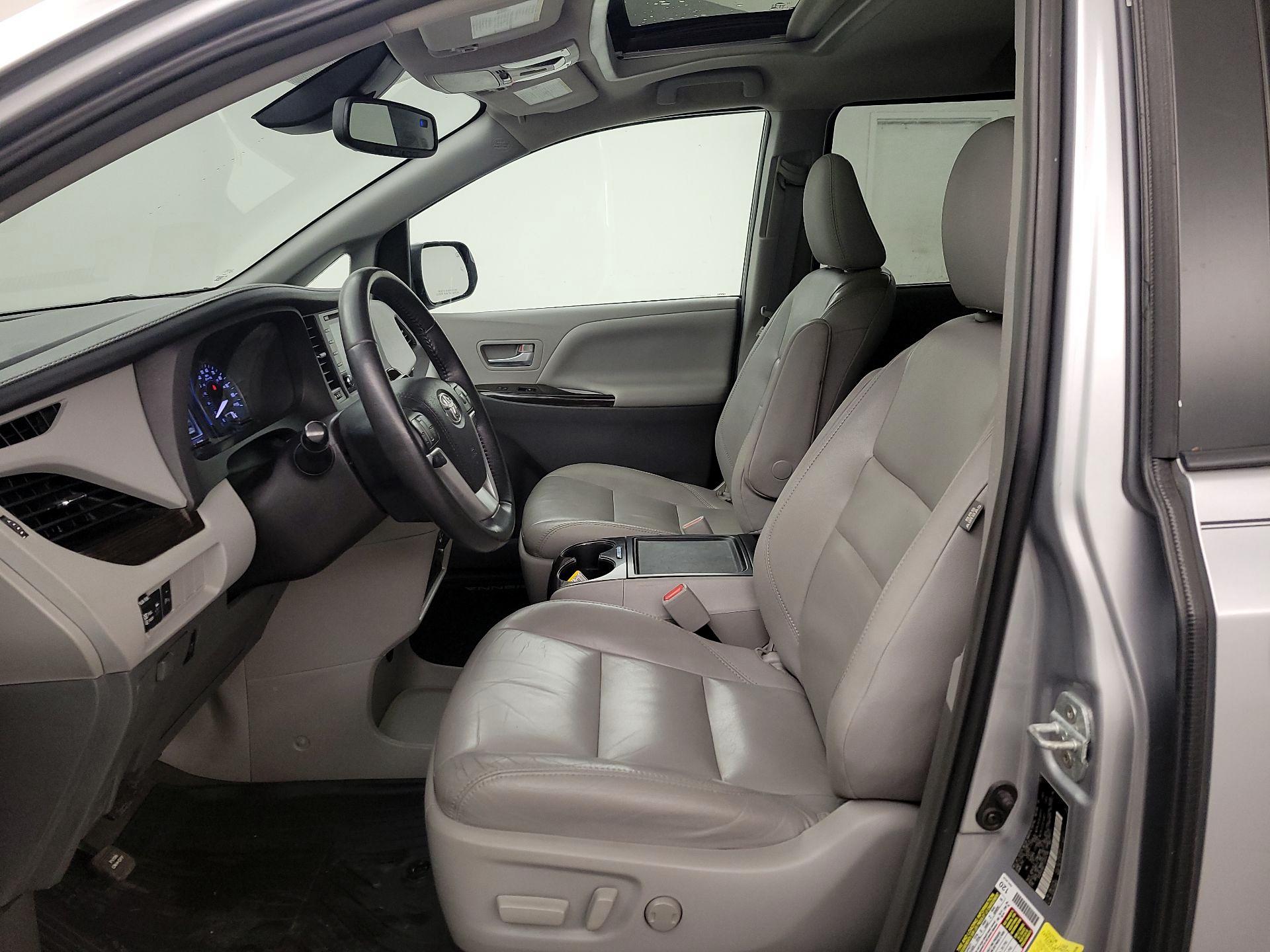 Thumbnail: 2018 Toyota Sienna - 11