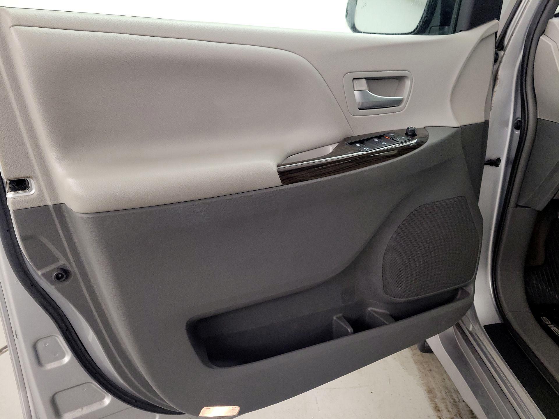 Thumbnail: 2018 Toyota Sienna - 12