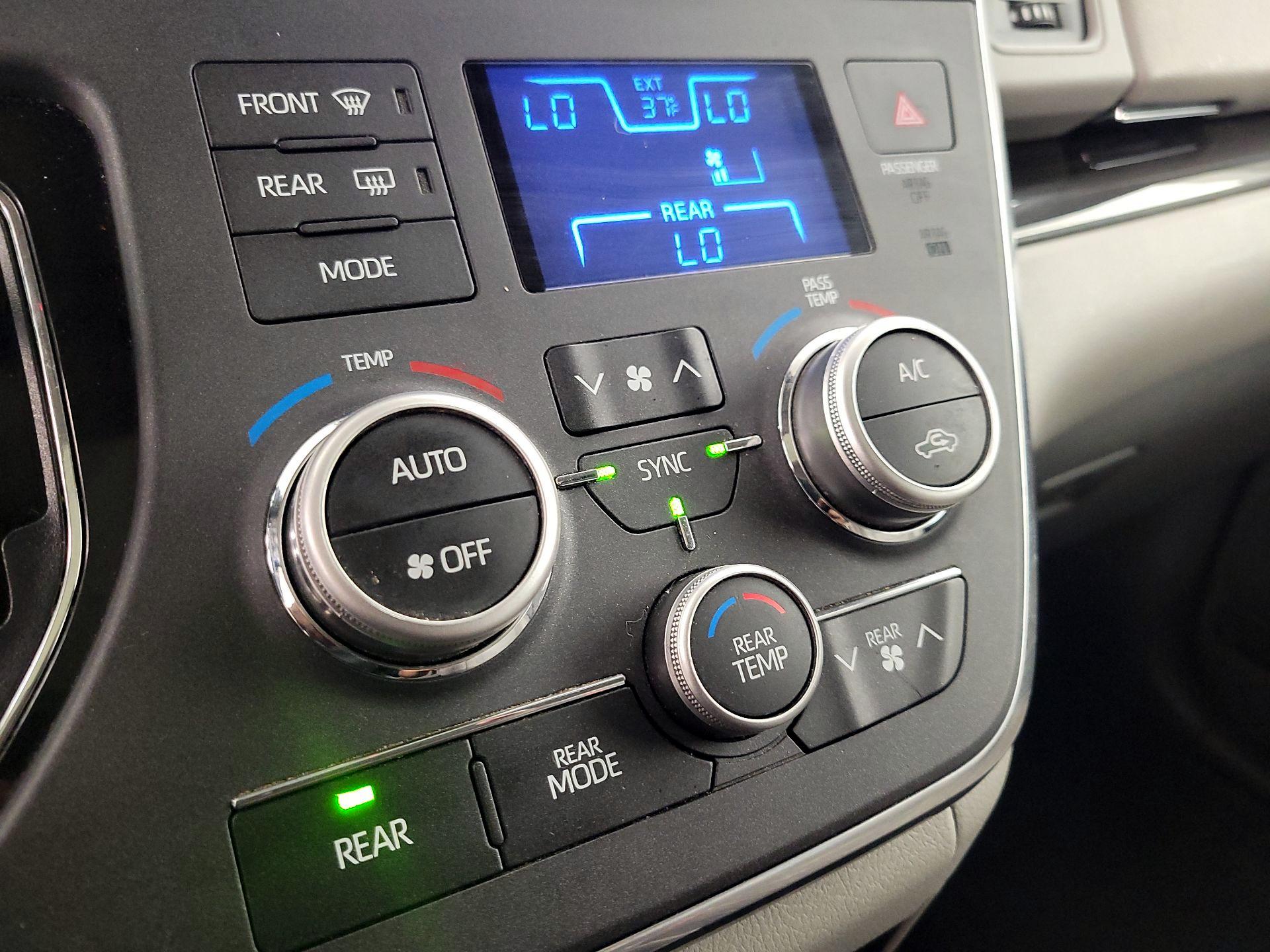 Thumbnail: 2018 Toyota Sienna - 17