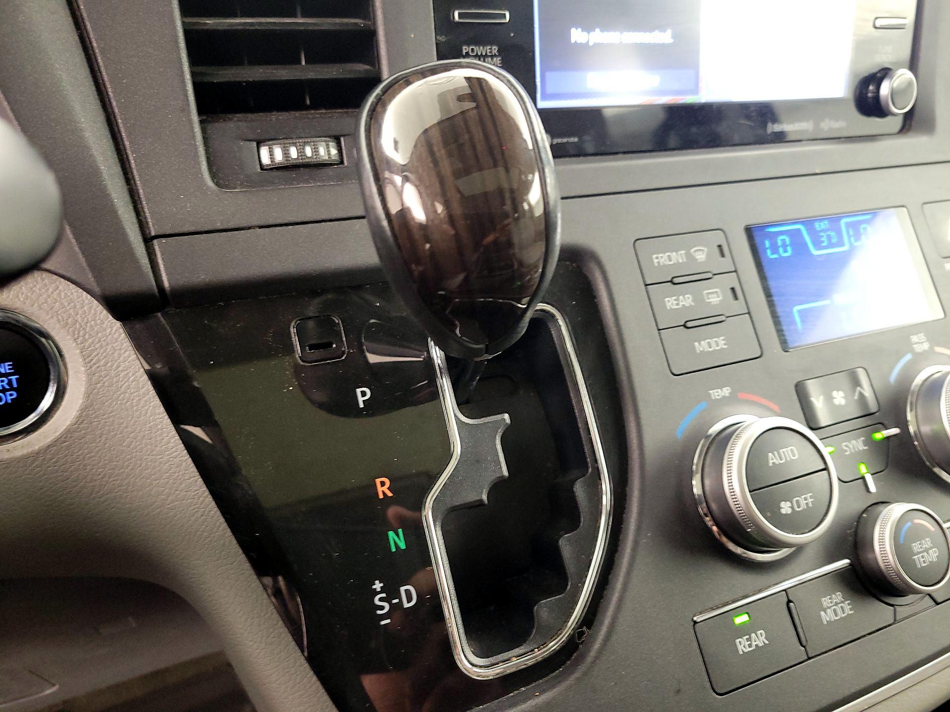 Thumbnail: 2018 Toyota Sienna - 18