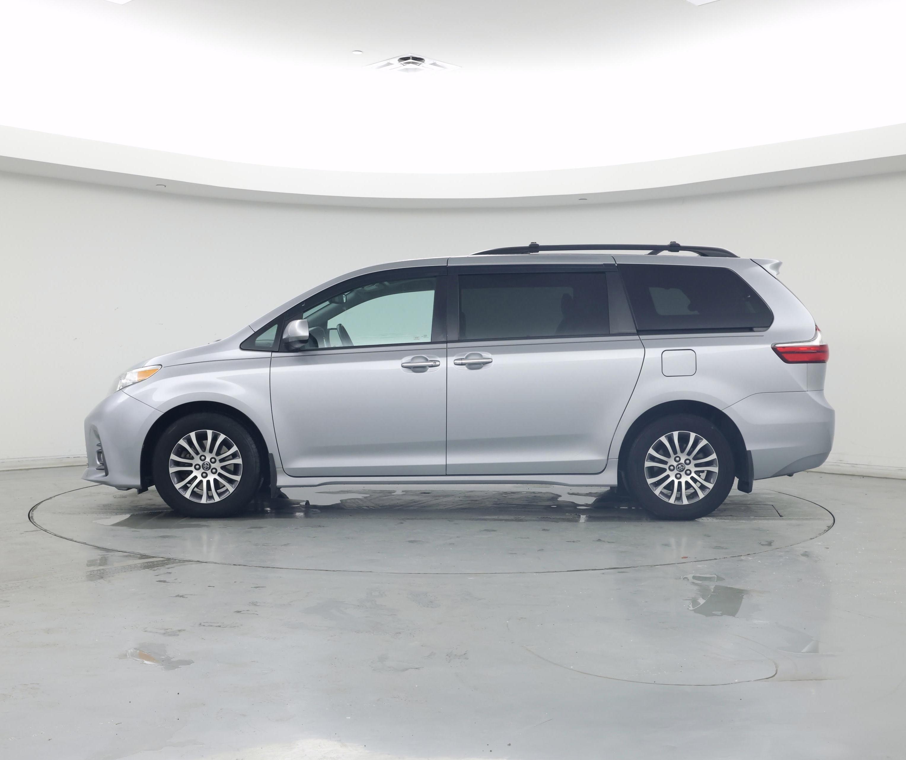 Thumbnail: 2018 Toyota Sienna - 3