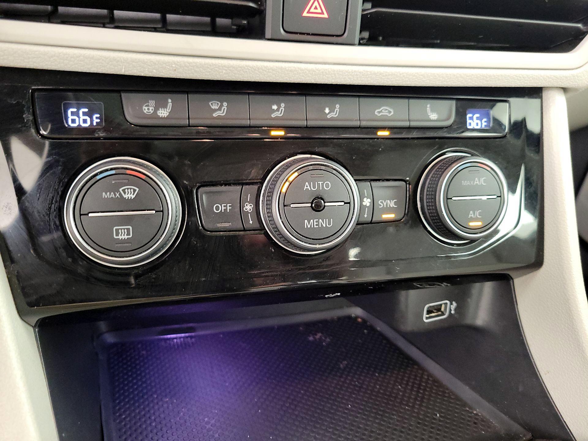 Thumbnail: 2019 Volkswagen Jetta - 16