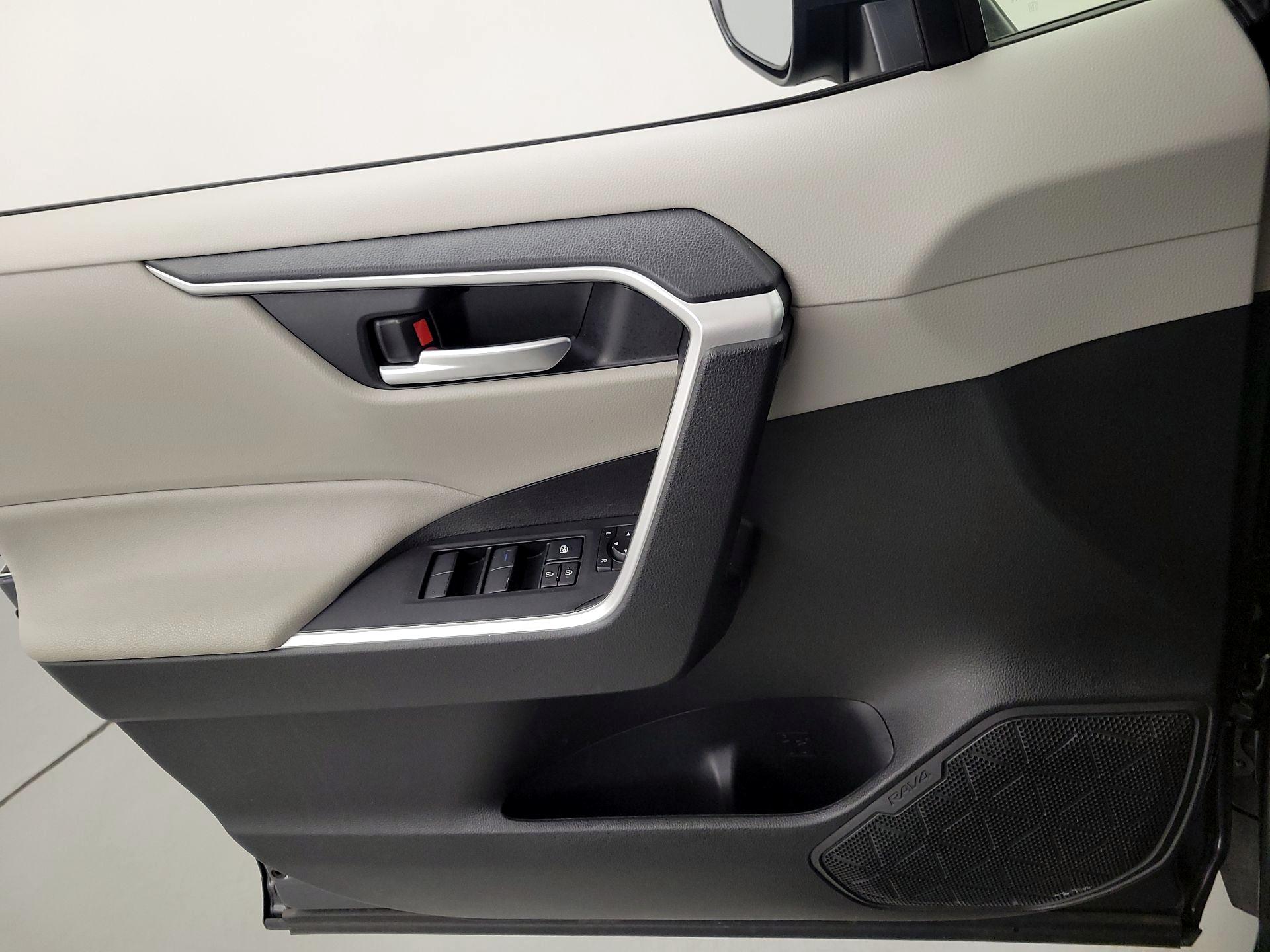 Thumbnail: 2020 Toyota RAV4 - 12