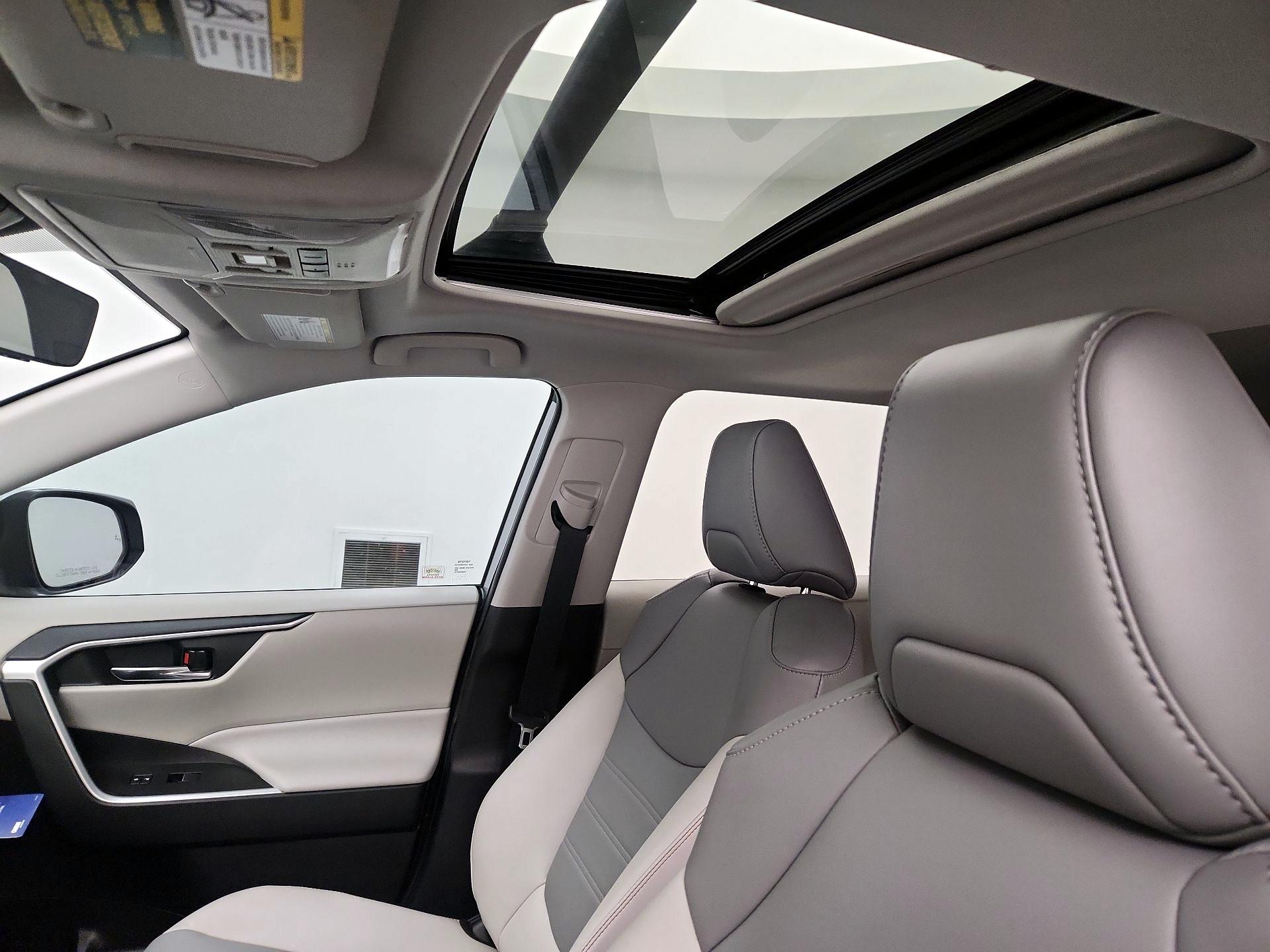 Thumbnail: 2021 Toyota RAV4 - 18