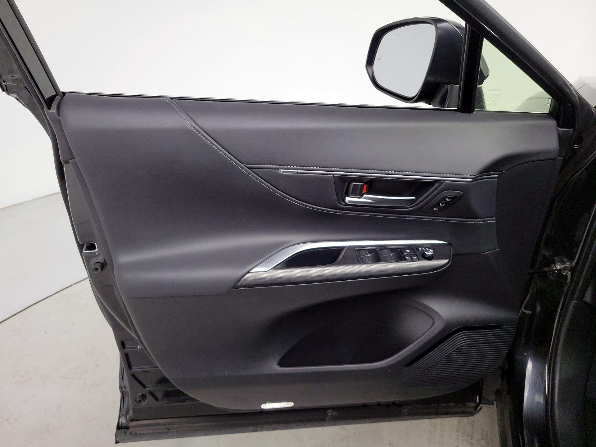 Thumbnail: 2021 Toyota Venza - 12