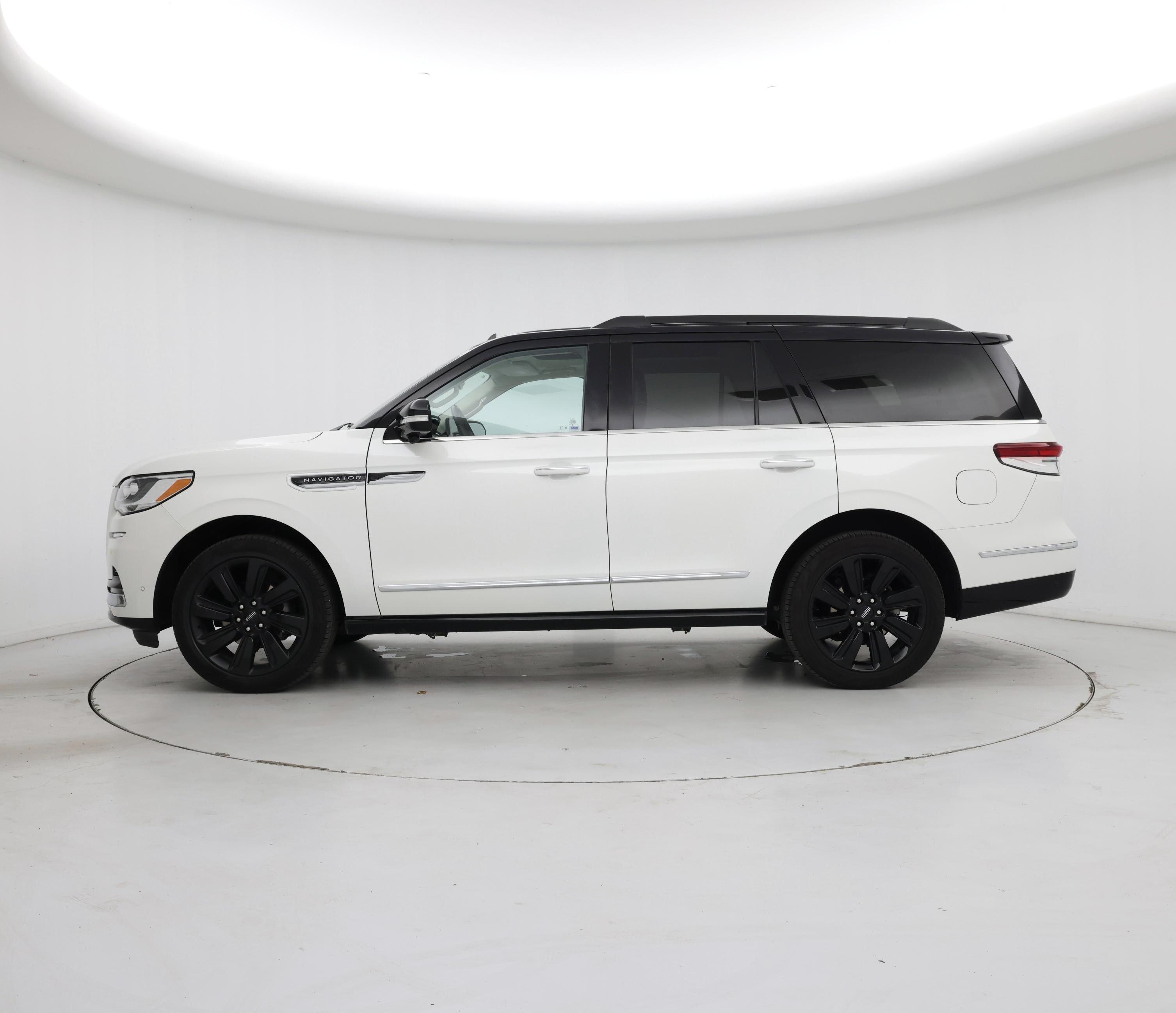 Thumbnail: 2024 Lincoln Navigator - 3