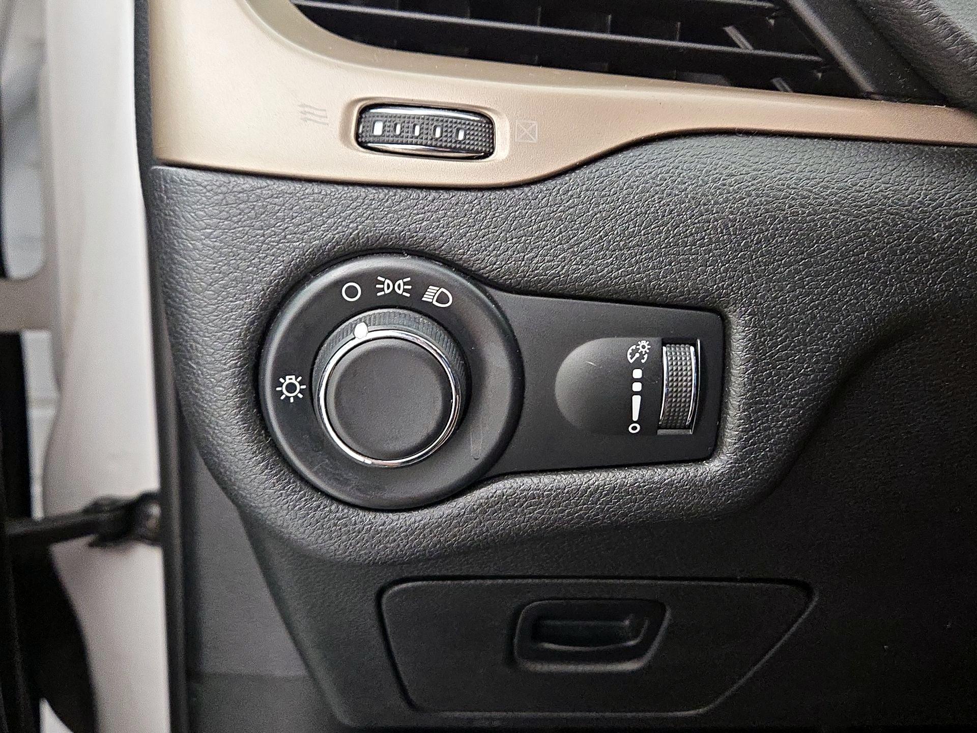 Thumbnail: 2016 Jeep Cherokee - 13