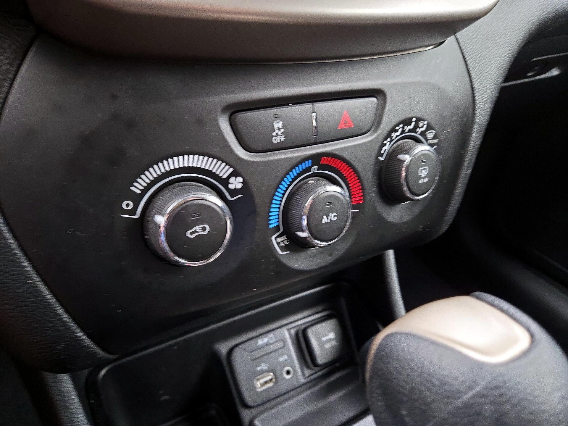 Thumbnail: 2016 Jeep Cherokee - 16