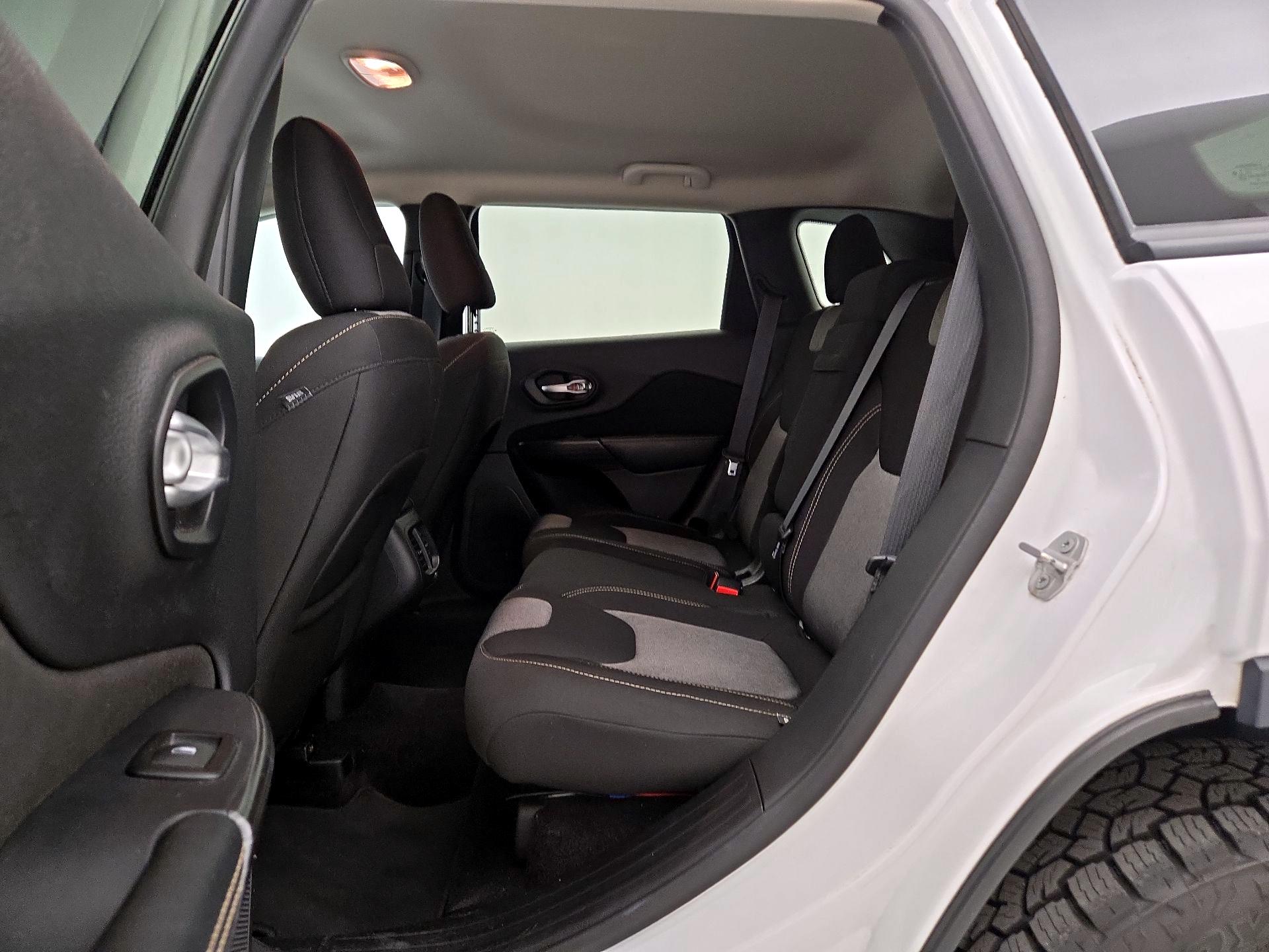 Thumbnail: 2016 Jeep Cherokee - 19