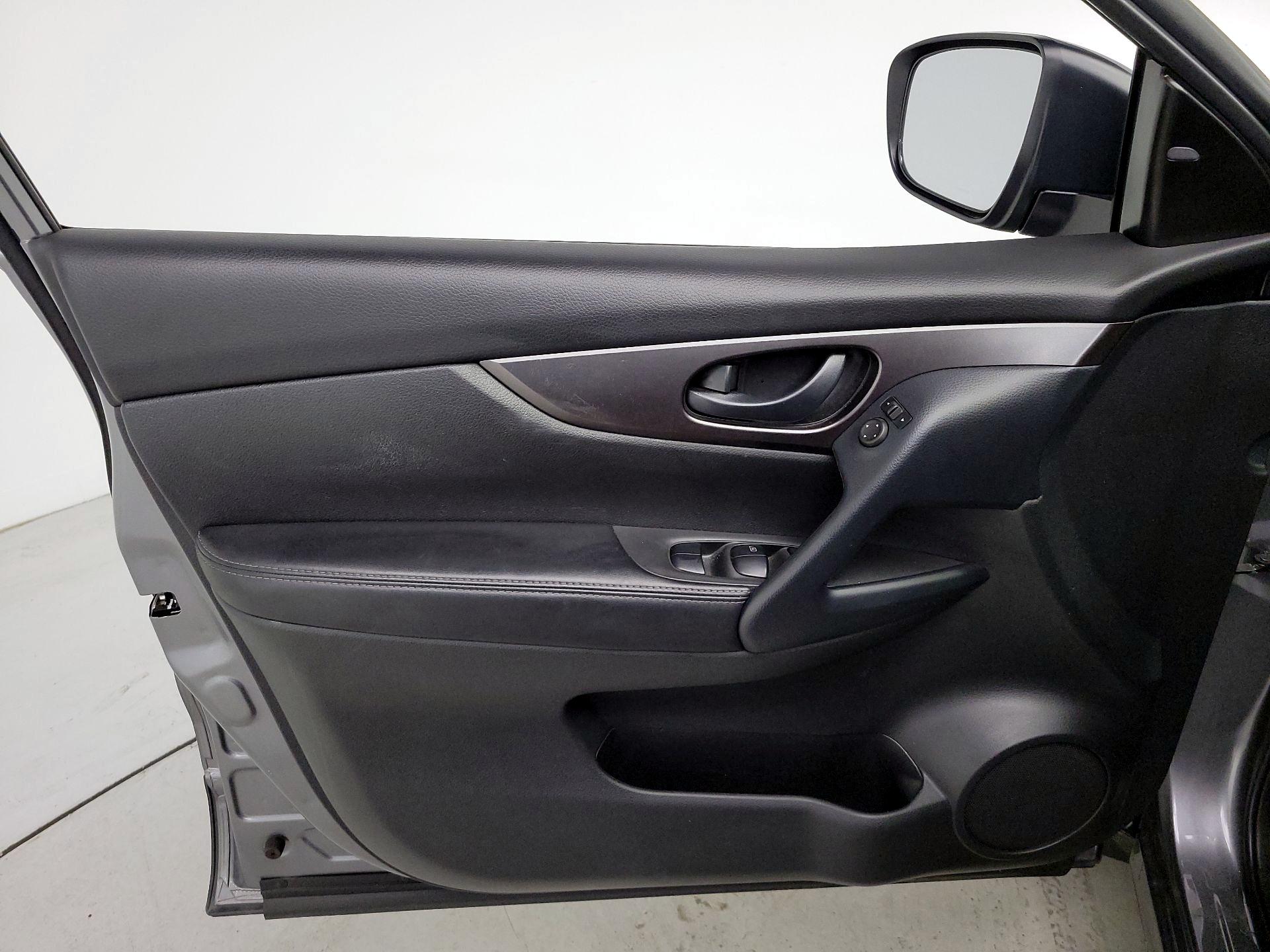 Thumbnail: 2021 Nissan Rogue Sport - 12