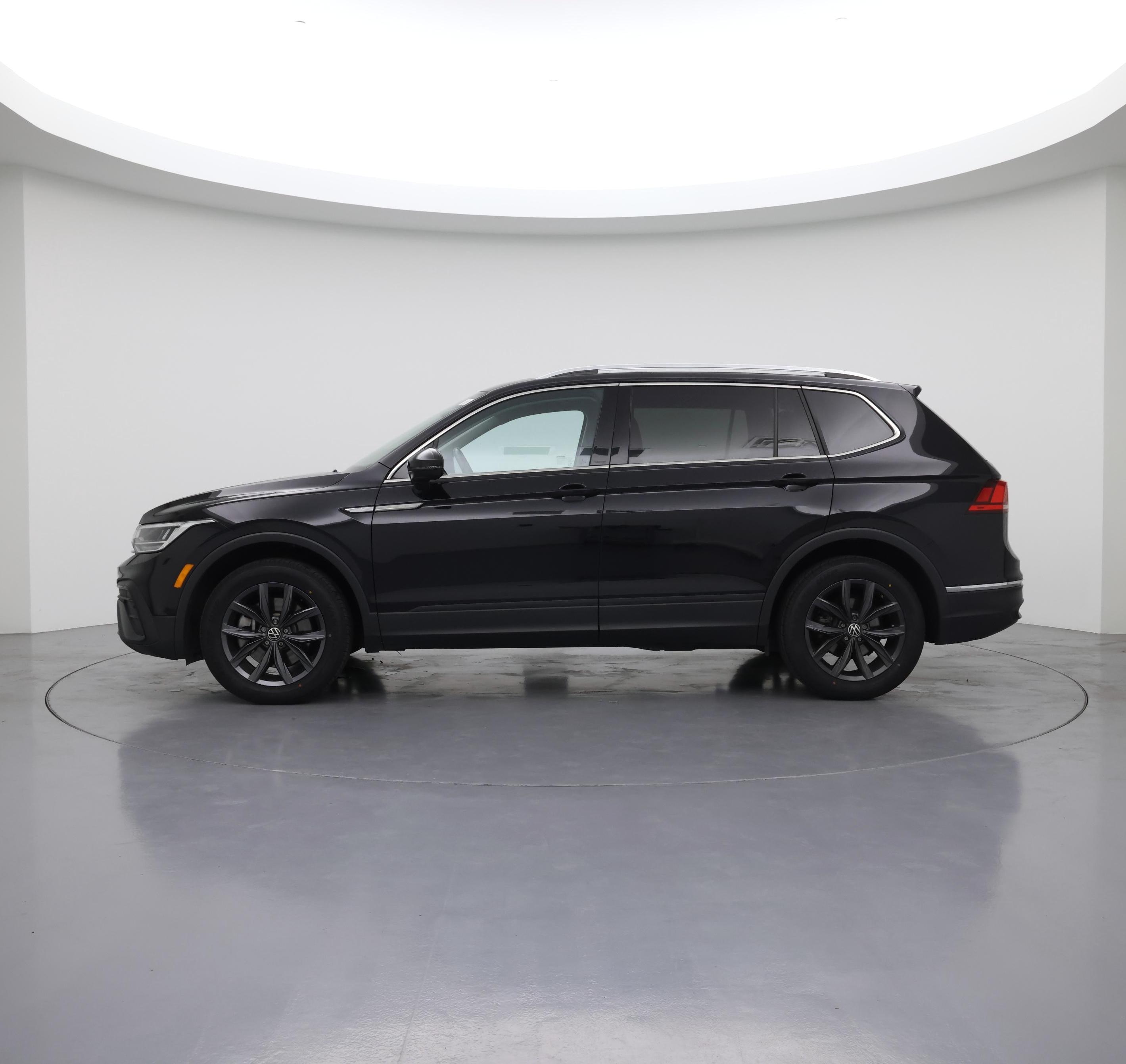 Thumbnail: 2023 Volkswagen Tiguan - 3