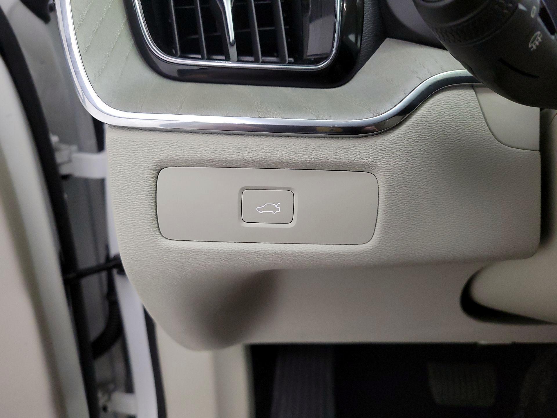 Thumbnail: 2023 Volvo XC60 - 13