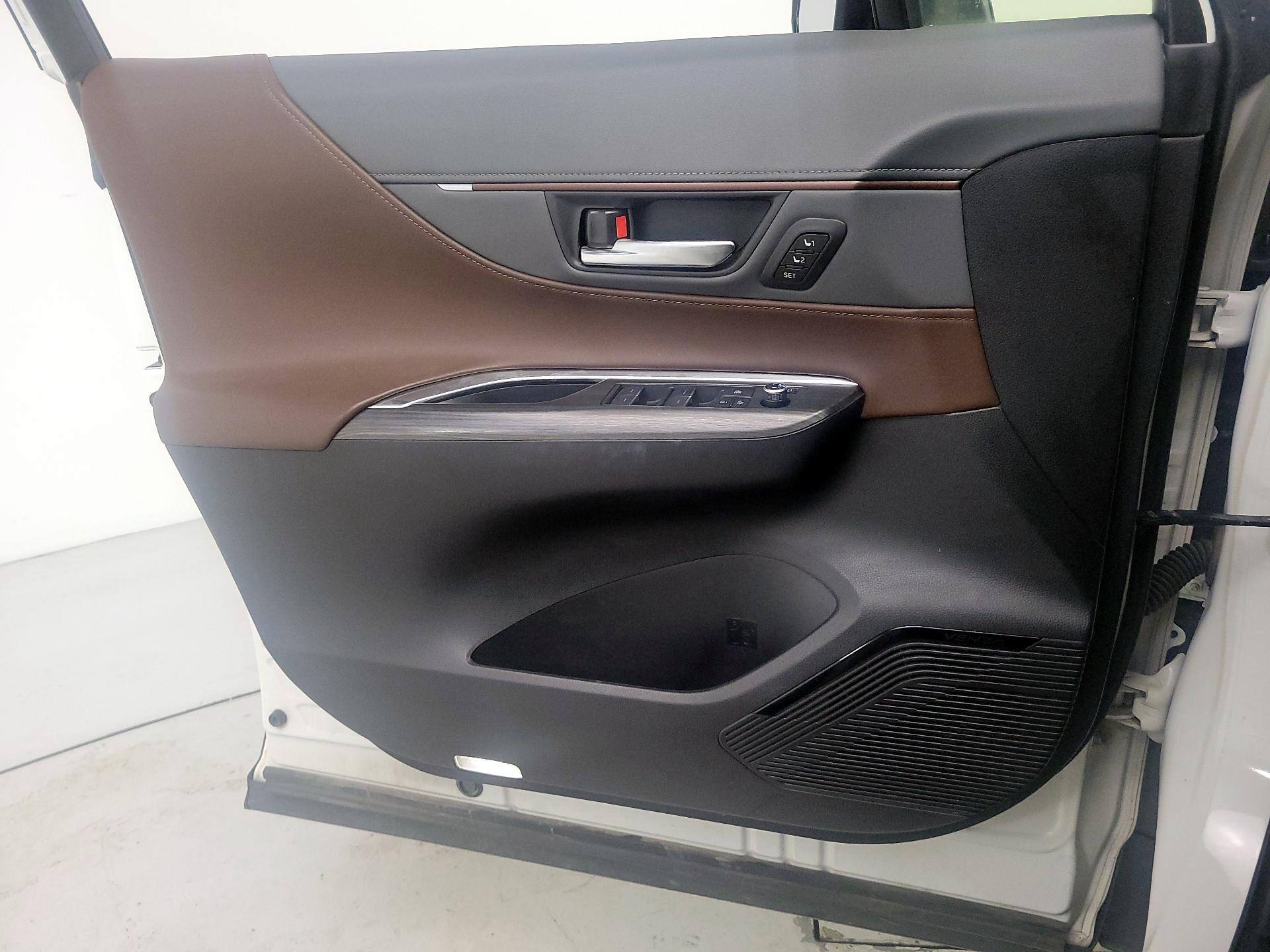 Thumbnail: 2021 Toyota Venza - 12