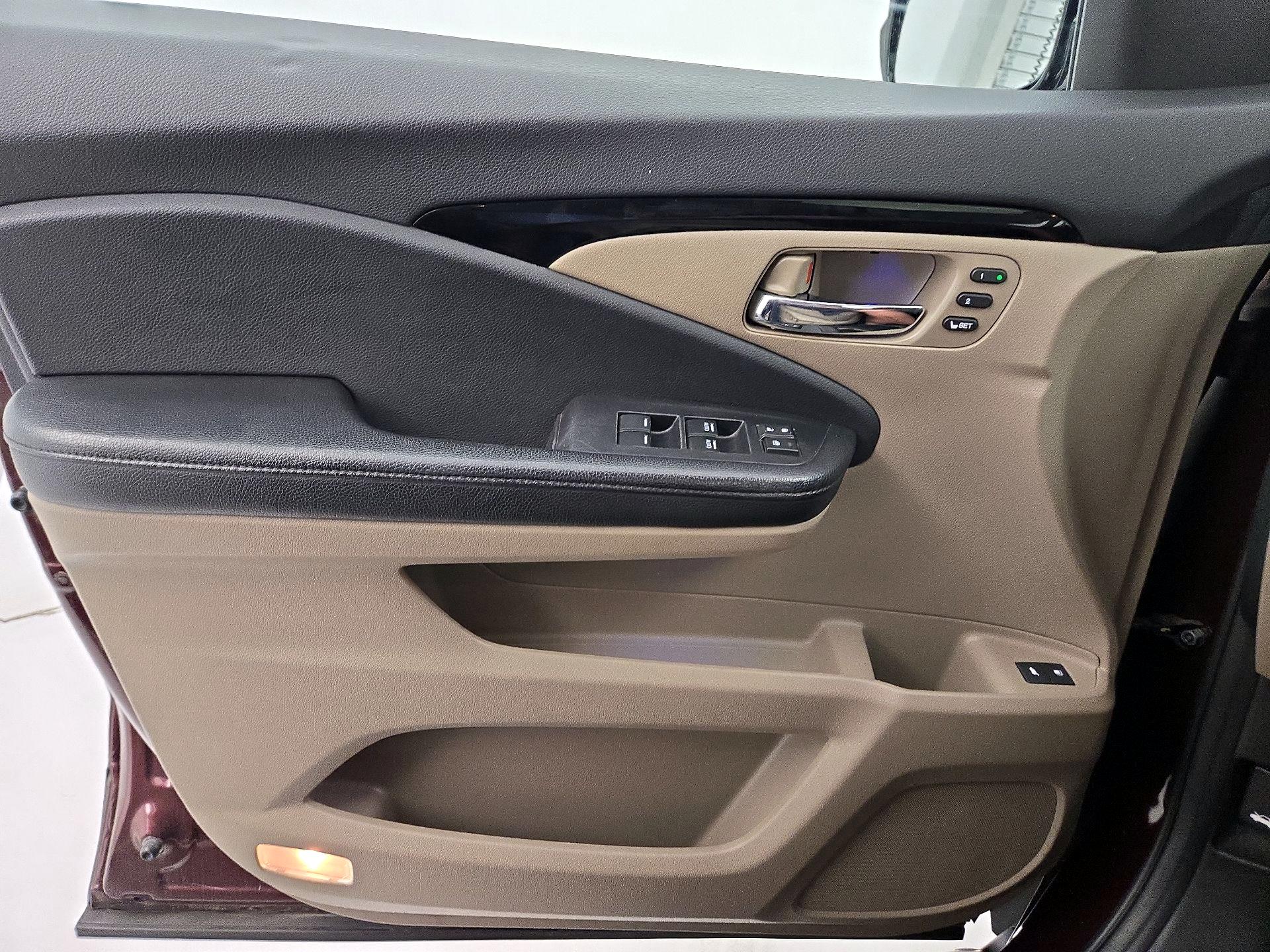 Thumbnail: 2017 Honda Pilot - 12