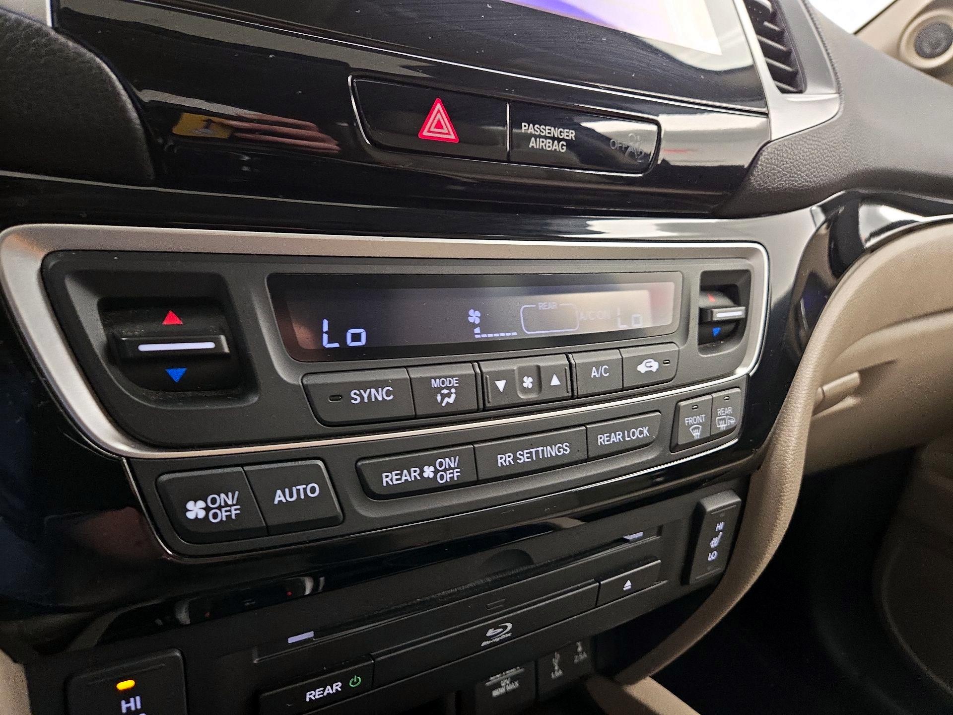 Thumbnail: 2017 Honda Pilot - 17