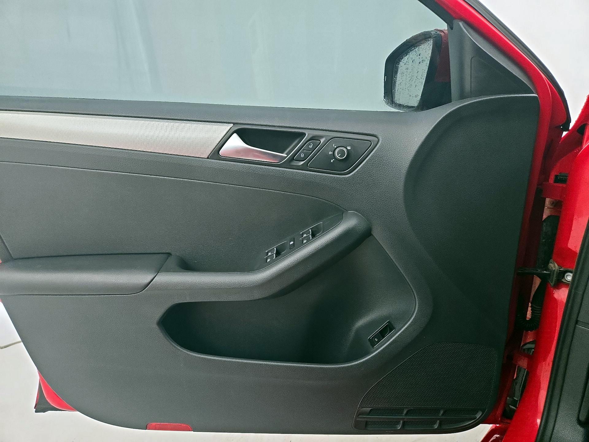 Thumbnail: 2015 Volkswagen Jetta - 12