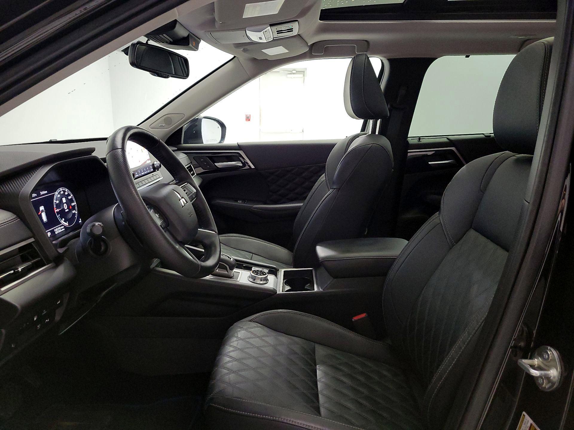 Thumbnail: 2023 Mitsubishi Outlander - 11