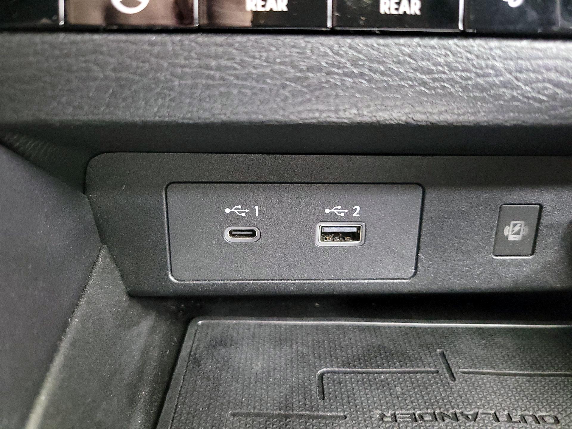 Thumbnail: 2023 Mitsubishi Outlander - 19