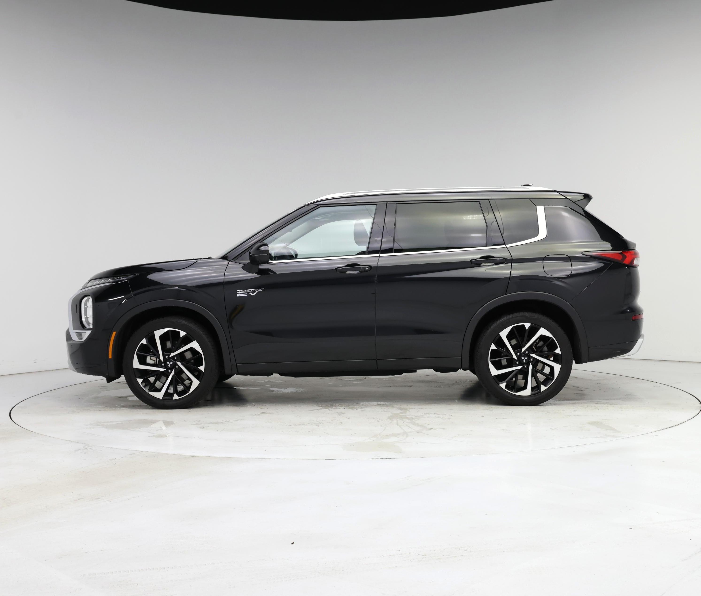 Thumbnail: 2023 Mitsubishi Outlander - 3