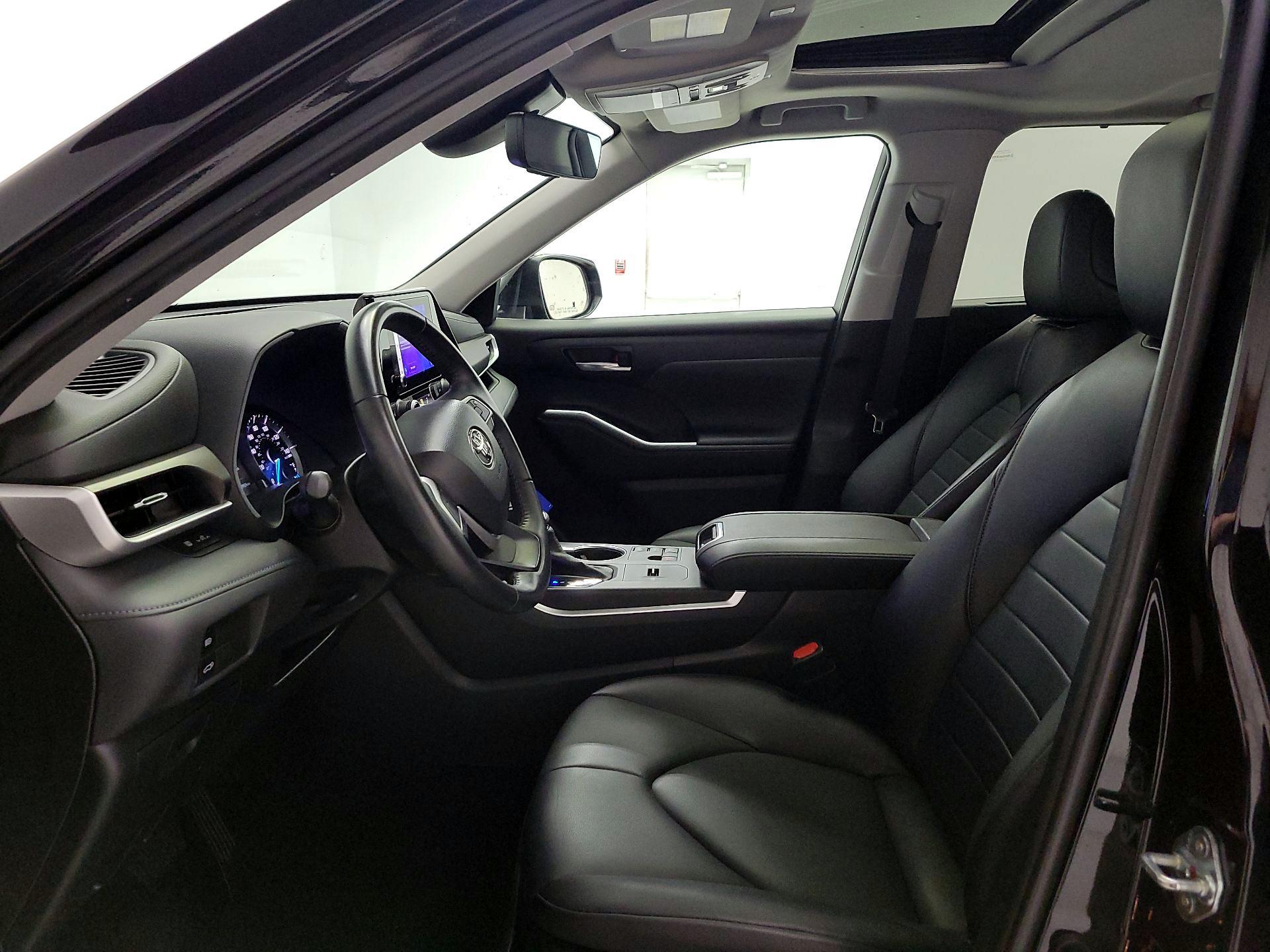 Thumbnail: 2023 Toyota Highlander - 11