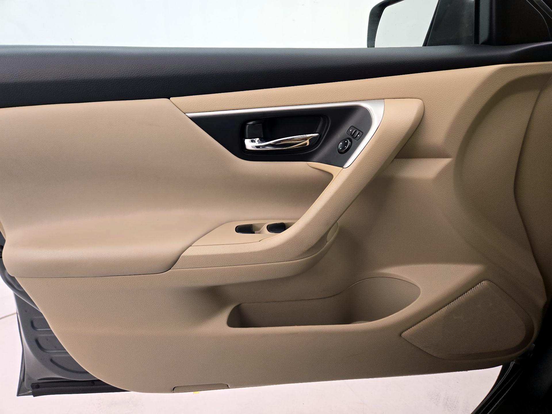 Thumbnail: 2016 Nissan Altima - 12