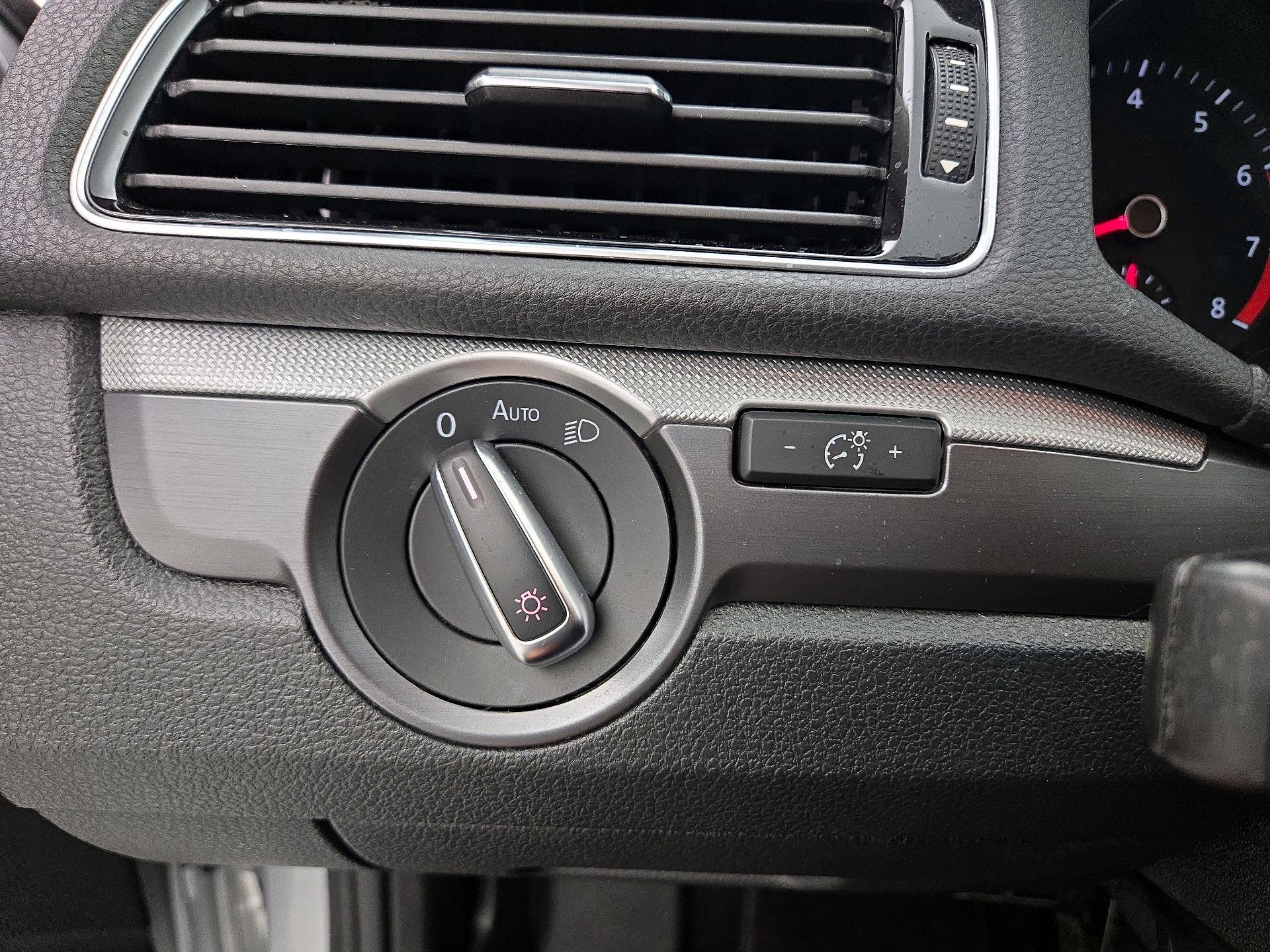 Thumbnail: 2018 Volkswagen Passat - 13