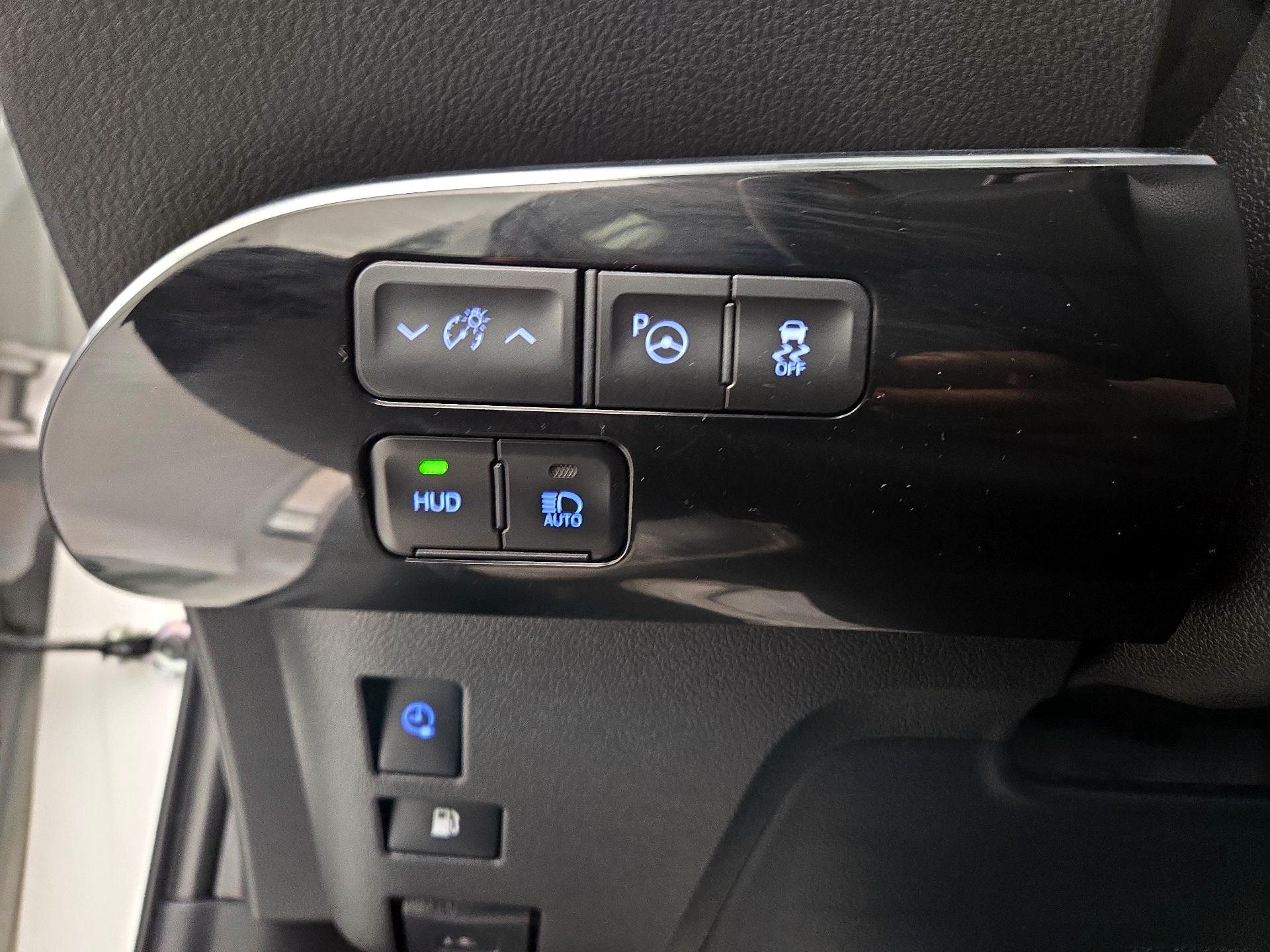 Thumbnail: 2020 Toyota Prius - 13