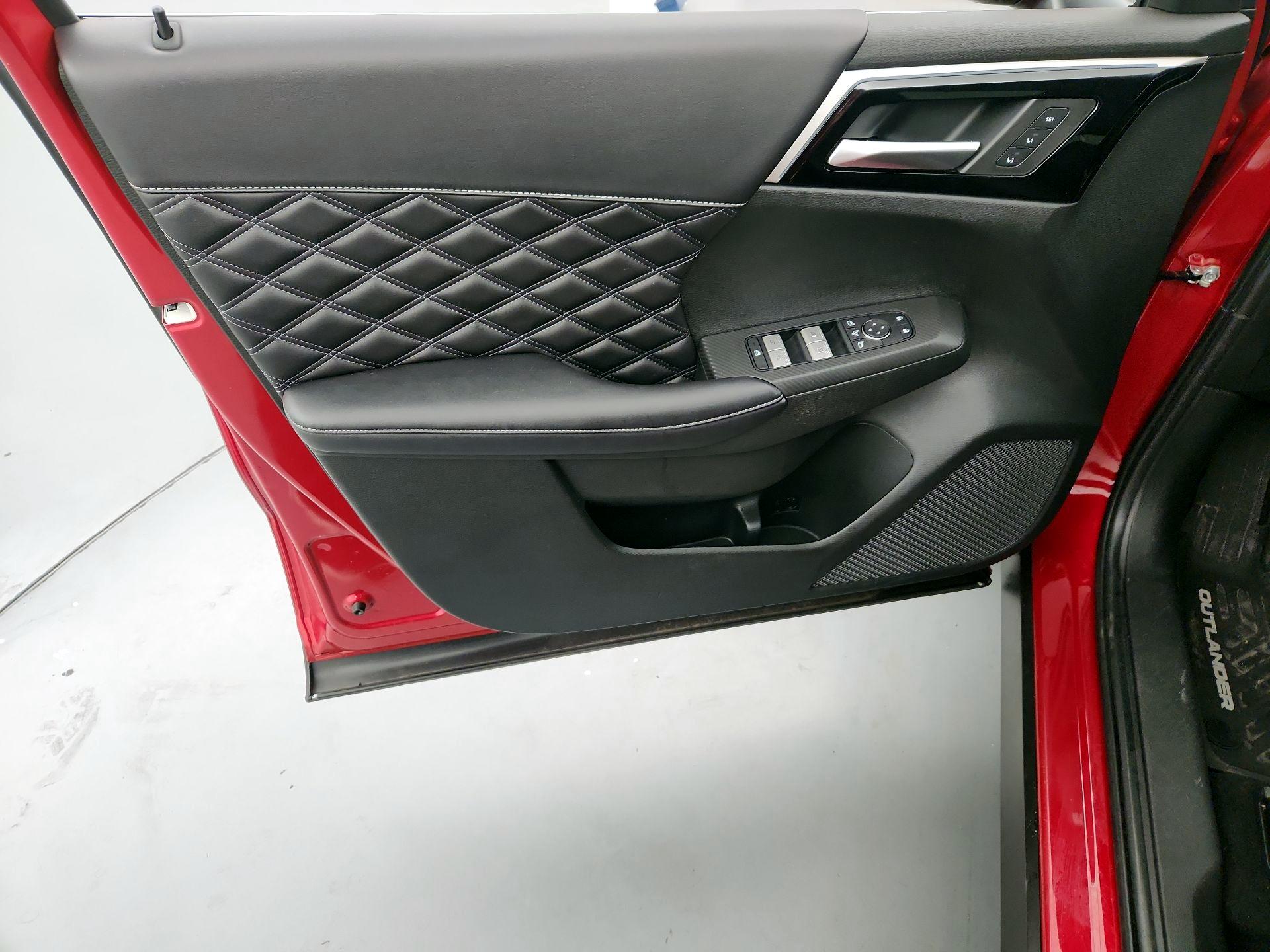 Thumbnail: 2023 Mitsubishi Outlander - 12